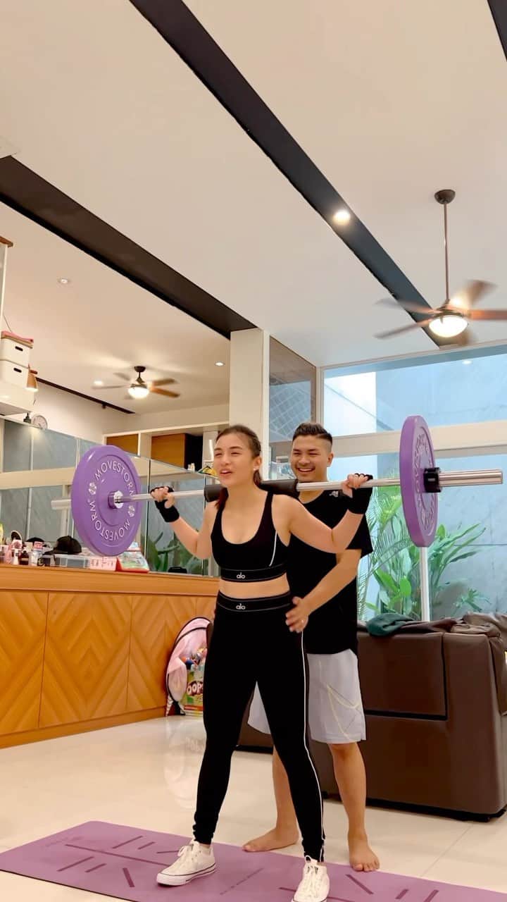 チェルシー・オリビアのインスタグラム：「Pernikahan itu harus diusahakan bersama❤️❤️ Mencari hobby bersama sama , ciptakan suasana baru yg menantang dan menyenangkan, komunikasi jangan sampai putus… Berapapun usia pernikahan tidak bisa menjadi barometer sebuah keberhasilan semua perlu usaha bersama sama yg harus kita bangun sampai kapanpun❤️❤️ *Peluk erat pasanganmu*」
