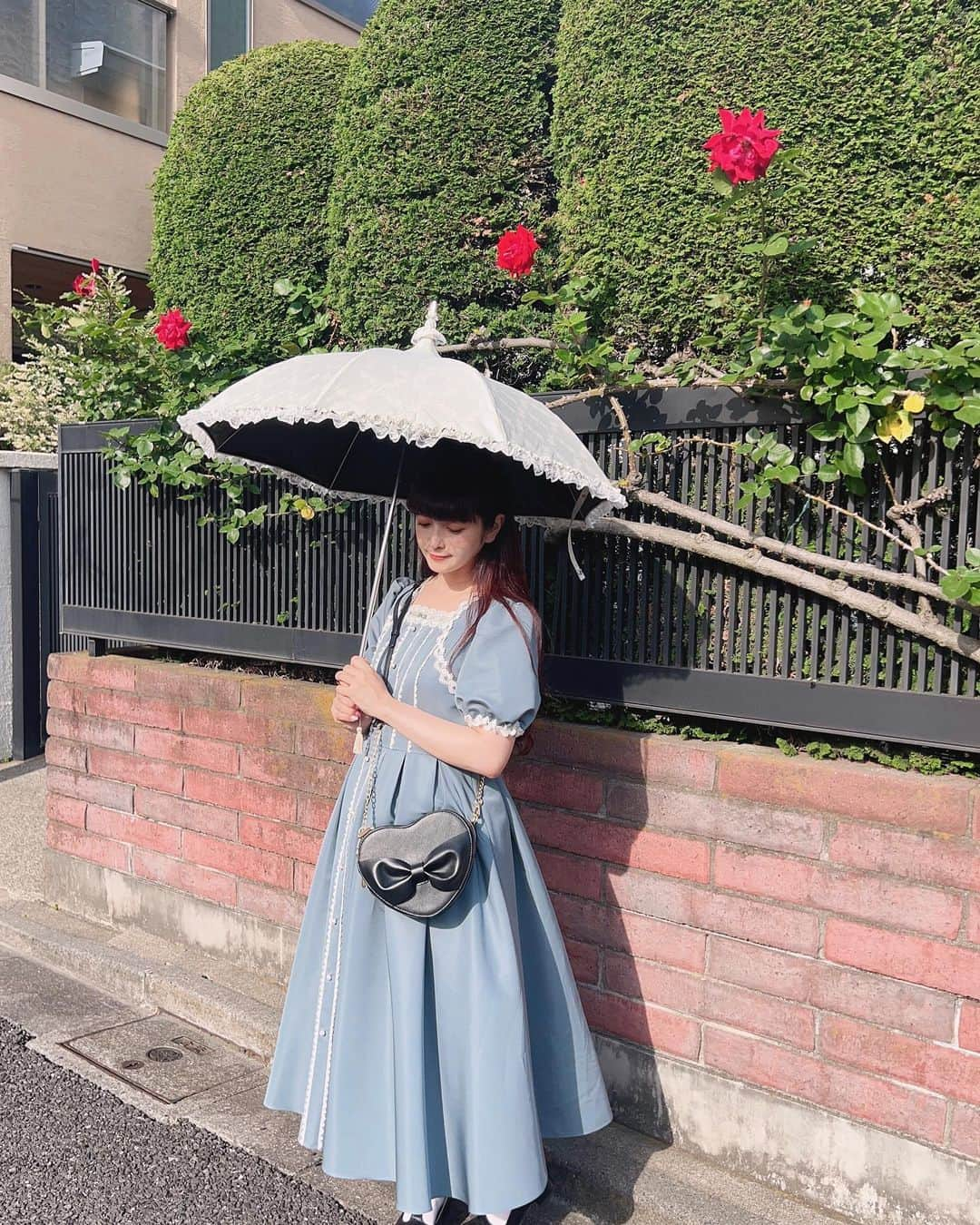 青木美沙子さんのインスタグラム写真 - (青木美沙子Instagram)「アプレビュートさんの日傘☂️ 最近、日差しが強くなってきたので日傘愛用中♡ アプレビュートさんの日傘はデザインもロリータファッションと合うし、遮光バッチリでオススメ♡ @apleberute   #アプレビュート #apleberute  #日傘#ロリータ  #ロリータファッション」5月18日 17時58分 - misakoaoki