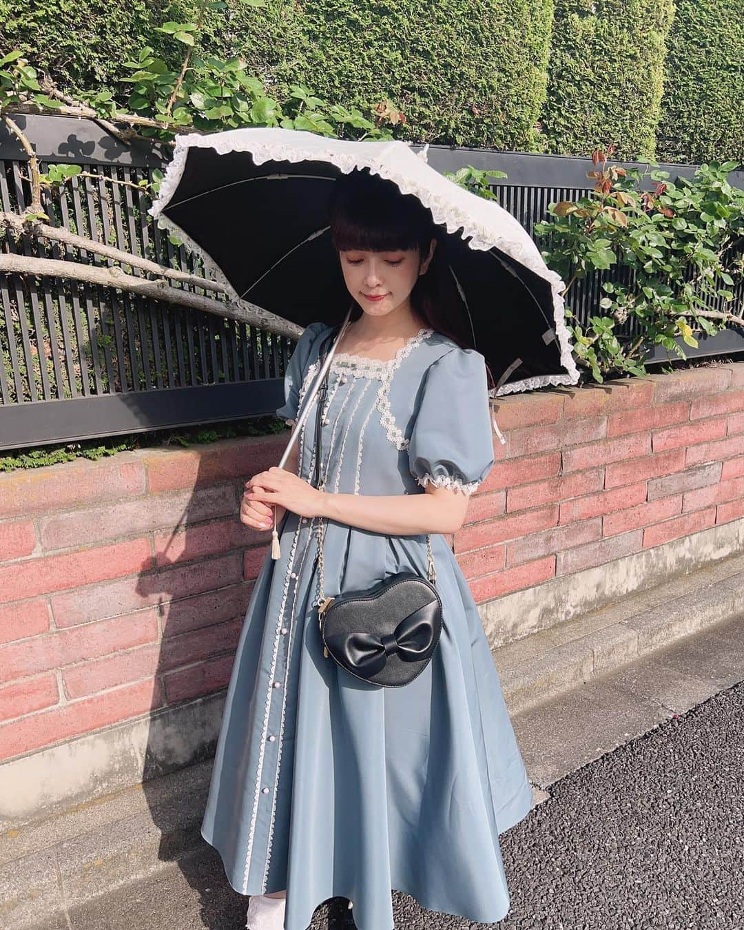 青木美沙子さんのインスタグラム写真 - (青木美沙子Instagram)「アプレビュートさんの日傘☂️ 最近、日差しが強くなってきたので日傘愛用中♡ アプレビュートさんの日傘はデザインもロリータファッションと合うし、遮光バッチリでオススメ♡ @apleberute   #アプレビュート #apleberute  #日傘#ロリータ  #ロリータファッション」5月18日 17時58分 - misakoaoki