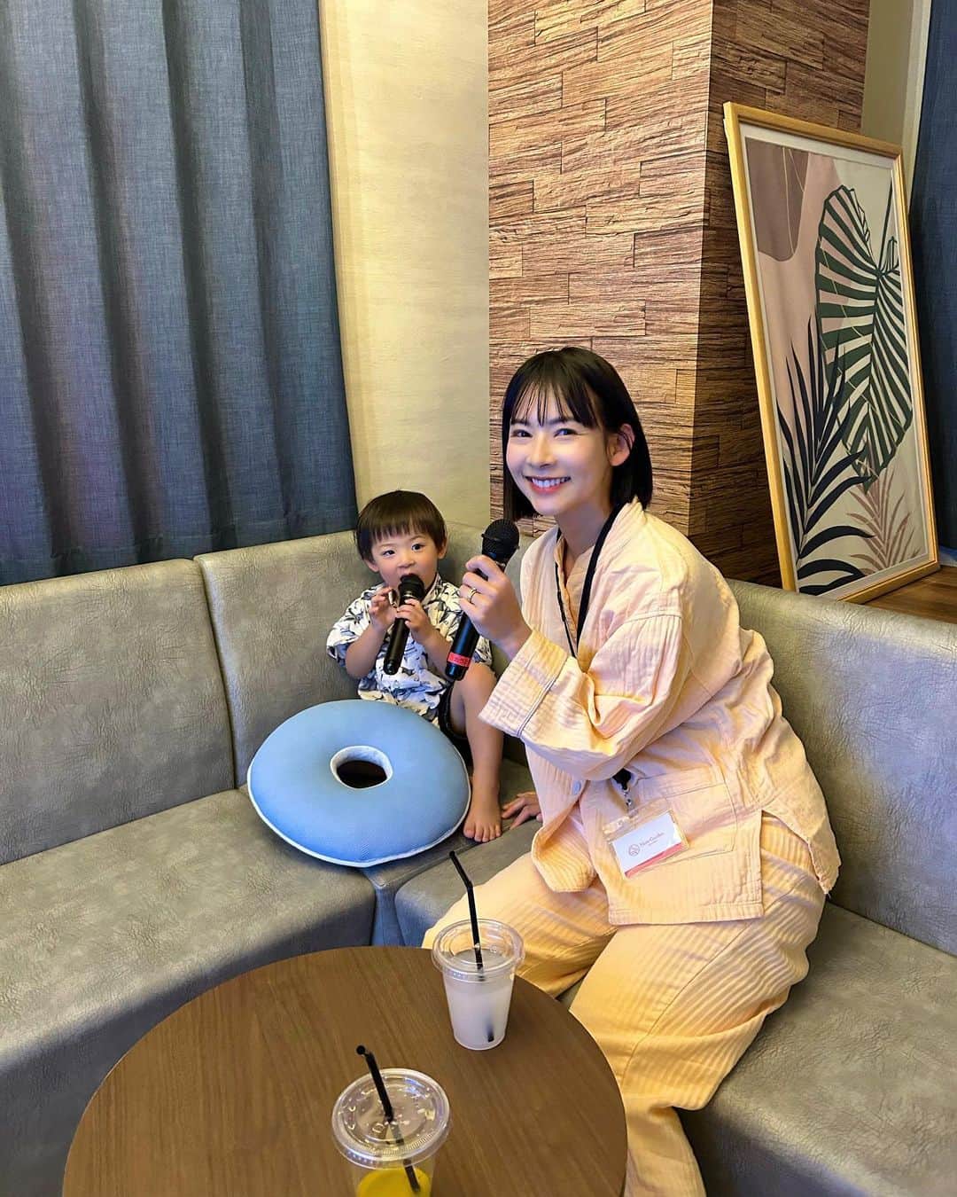 阪本智子さんのインスタグラム写真 - (阪本智子Instagram)「🤱🏻♡ ずっと気になっていた日本最大の産後ケアホテル【マームガーデン葉山】に行ってきました✨  産後の気持ちと身体を回復させながら、育児のサポートをしてもらえる夢のようなホテル🥹💗  赤ちゃんとママだけで泊まるのも良いですが、私はパパやお兄ちゃんがいる方が楽しめるかなと思い、家族でジュニアスイートのお部屋に宿泊しました👨‍👩‍👦‍👦  赤ちゃん用品はもちろん、大人の館内着(パジャマ)やアメニティも充実していて持ち物は下着のみでOK✨  無料のドリンクバーや、カラオケ、足湯、ハーブテント、岩盤浴などホテル内で過ごすのも快適でした😊 碧羽はキッズルームや初めてのカラオケを楽しんでましたよ🎙️🎵  食事は朝昼夜の３食にプラスしておやつと夜食まで出るのがありがたい😍  そして最大の魅力は、 24時間いつでも預けられるベビールーム👶🏻 歓明を預けて数時間外出したりもしました✨ これだけのサービスを受けられるなら全然高くない🥹🙏  碧羽お兄ちゃんはママとパパを独り占めできることよりも、歓明がいないことが寂しかったようで😂 「かのあは？あおちゃんおむかえいく！」と言ってベビールーム前でよく待機してましたが👀笑  沢山の助産師さんや保育士さんがいるので、色んな子育ての意見を聞けるのもありがたかったな🩷 少し育児に慣れてきて応用がきくこのタイミングで話せて本当に良かったなと思います！  こんなに過ごしやすいなら産後からロングステイすればよかった🙈💐   都内から車で1時間ほどで行けるので気になる方はぜひ😊☑️  @mom_garden_hayama  #マームガーデン#マームガーデン葉山#産後ケアホテル#産後ママ#産後ケア#産後ケアホテルを盛り上げたい #阪本智子」5月18日 17時53分 - tomoko_sakamoto423