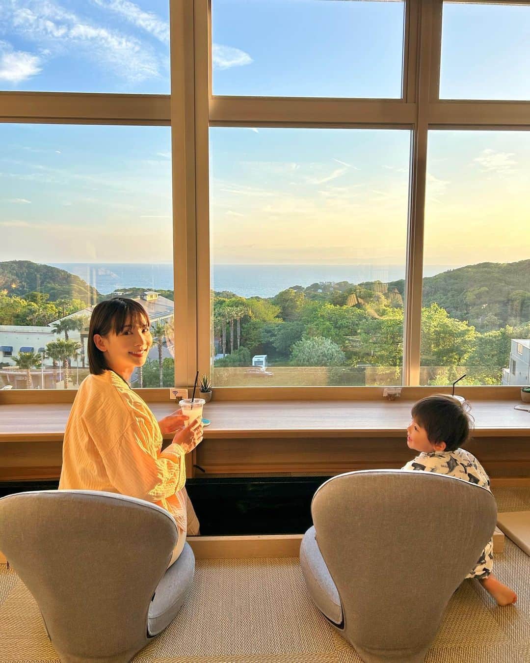 阪本智子さんのインスタグラム写真 - (阪本智子Instagram)「🤱🏻♡ ずっと気になっていた日本最大の産後ケアホテル【マームガーデン葉山】に行ってきました✨  産後の気持ちと身体を回復させながら、育児のサポートをしてもらえる夢のようなホテル🥹💗  赤ちゃんとママだけで泊まるのも良いですが、私はパパやお兄ちゃんがいる方が楽しめるかなと思い、家族でジュニアスイートのお部屋に宿泊しました👨‍👩‍👦‍👦  赤ちゃん用品はもちろん、大人の館内着(パジャマ)やアメニティも充実していて持ち物は下着のみでOK✨  無料のドリンクバーや、カラオケ、足湯、ハーブテント、岩盤浴などホテル内で過ごすのも快適でした😊 碧羽はキッズルームや初めてのカラオケを楽しんでましたよ🎙️🎵  食事は朝昼夜の３食にプラスしておやつと夜食まで出るのがありがたい😍  そして最大の魅力は、 24時間いつでも預けられるベビールーム👶🏻 歓明を預けて数時間外出したりもしました✨ これだけのサービスを受けられるなら全然高くない🥹🙏  碧羽お兄ちゃんはママとパパを独り占めできることよりも、歓明がいないことが寂しかったようで😂 「かのあは？あおちゃんおむかえいく！」と言ってベビールーム前でよく待機してましたが👀笑  沢山の助産師さんや保育士さんがいるので、色んな子育ての意見を聞けるのもありがたかったな🩷 少し育児に慣れてきて応用がきくこのタイミングで話せて本当に良かったなと思います！  こんなに過ごしやすいなら産後からロングステイすればよかった🙈💐   都内から車で1時間ほどで行けるので気になる方はぜひ😊☑️  @mom_garden_hayama  #マームガーデン#マームガーデン葉山#産後ケアホテル#産後ママ#産後ケア#産後ケアホテルを盛り上げたい #阪本智子」5月18日 17時53分 - tomoko_sakamoto423