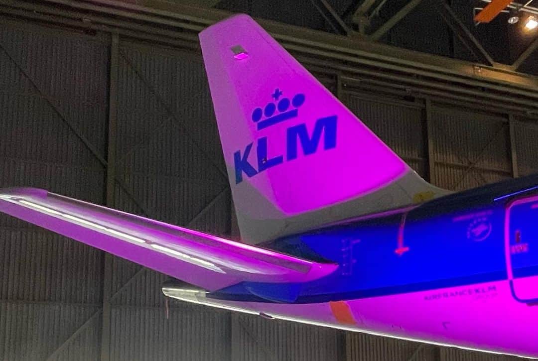KLMオランダ航空さんのインスタグラム写真 - (KLMオランダ航空Instagram)「17 May is IDAHOBIT: International Day Against Homophobia, Biphobia, Intersex discrimination and Transphobia. 🌈 To mark the importance of this day, our LGBTIQ+ network organisation KLM Over the Rainbow set up an inspiring event with several speakers and activities here in Hangar 10 together with Young @Workplace Pride. The theme? Role models & mentoring! Do you have a role model? Share them in the comments! 💖  #klm #royaldutchairlines #idahobit2023 #idahobit #pride #lgtbiq #queer #overtherainbow #workplacepride #rolemodel @workplacepridefoundation」5月18日 22時15分 - klm
