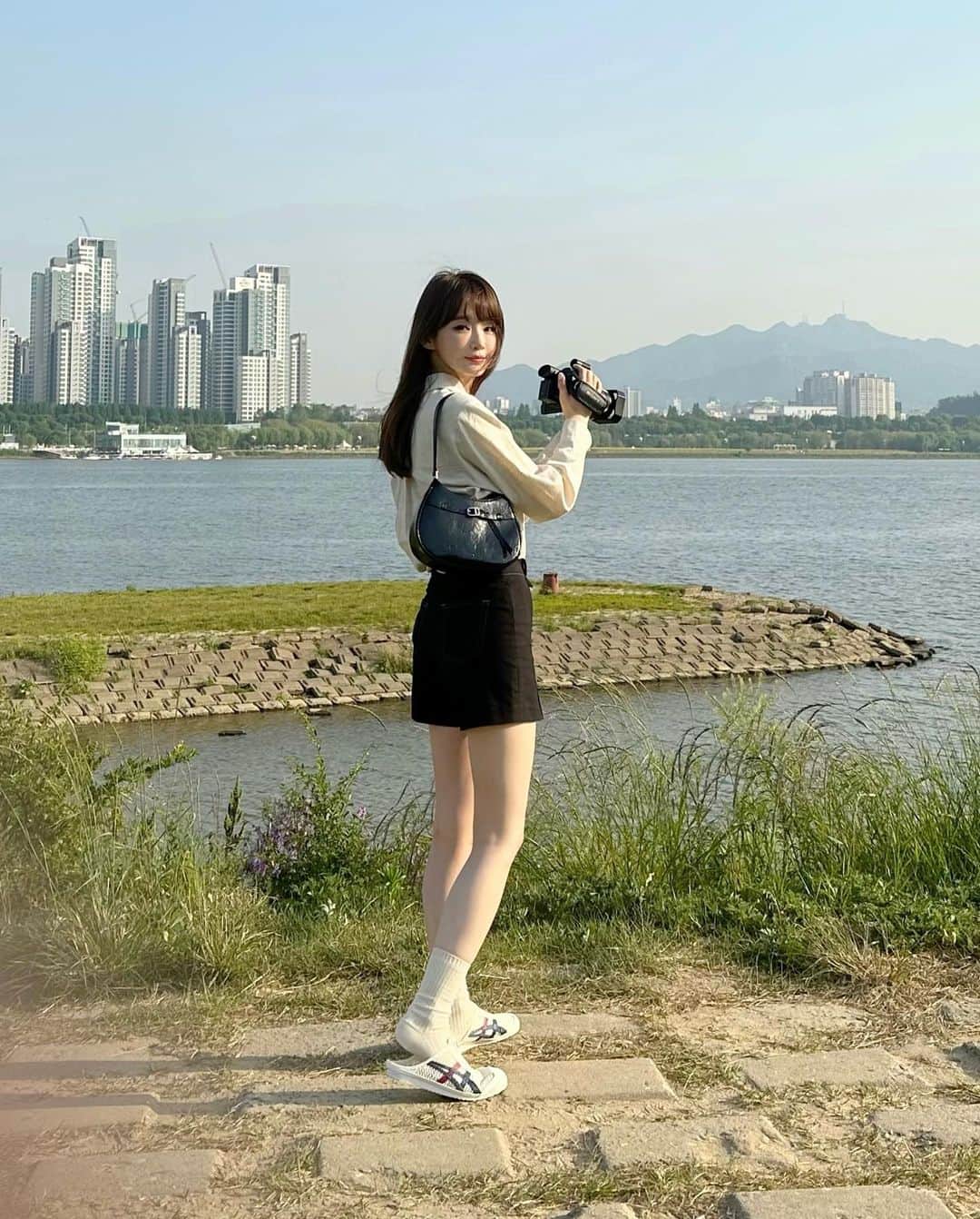 カン・ミンギョン のインスタグラム：「#광고 @onitsukatigerkr #멕시코66사봇 👟 신었어요! 행사 중간에 시간이 떠서, 브이로그용 인서트 따러 한강 다녀왔어요 🫧 벌레 무서워 하시는 분들 사진 뒤로 넘기지 마세요.... 🔒나 걍밍경.. 영상을 위해 벌레따위에 지지 않겠다... 🦋 그나저나 유튭은 쪼끔만 쪼끔만 더 기다려주세요... 호다닥 편집할게요!」