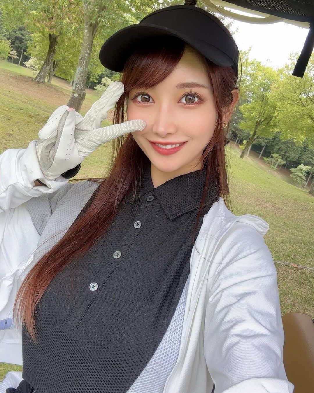のインスタグラム：「. いぇい✌🏻✌🏻🤍 . 写真撮る時、口閉じて笑いがちだから 歯を見せてるのレアかも😆✌🏻 慣れてなくてぎこちない。。🤣 . . 昨日今日と暑い日が続いてるけど みんな体調大丈夫〜？☀️ . . #ゴルフ女子#ゴルフ#ゴルフウェア#ゴルフコーデ#バンデル#golf#golfwear#golflife#golfaddict#golfstagram#golfcourse#bandel#bandelgolf」