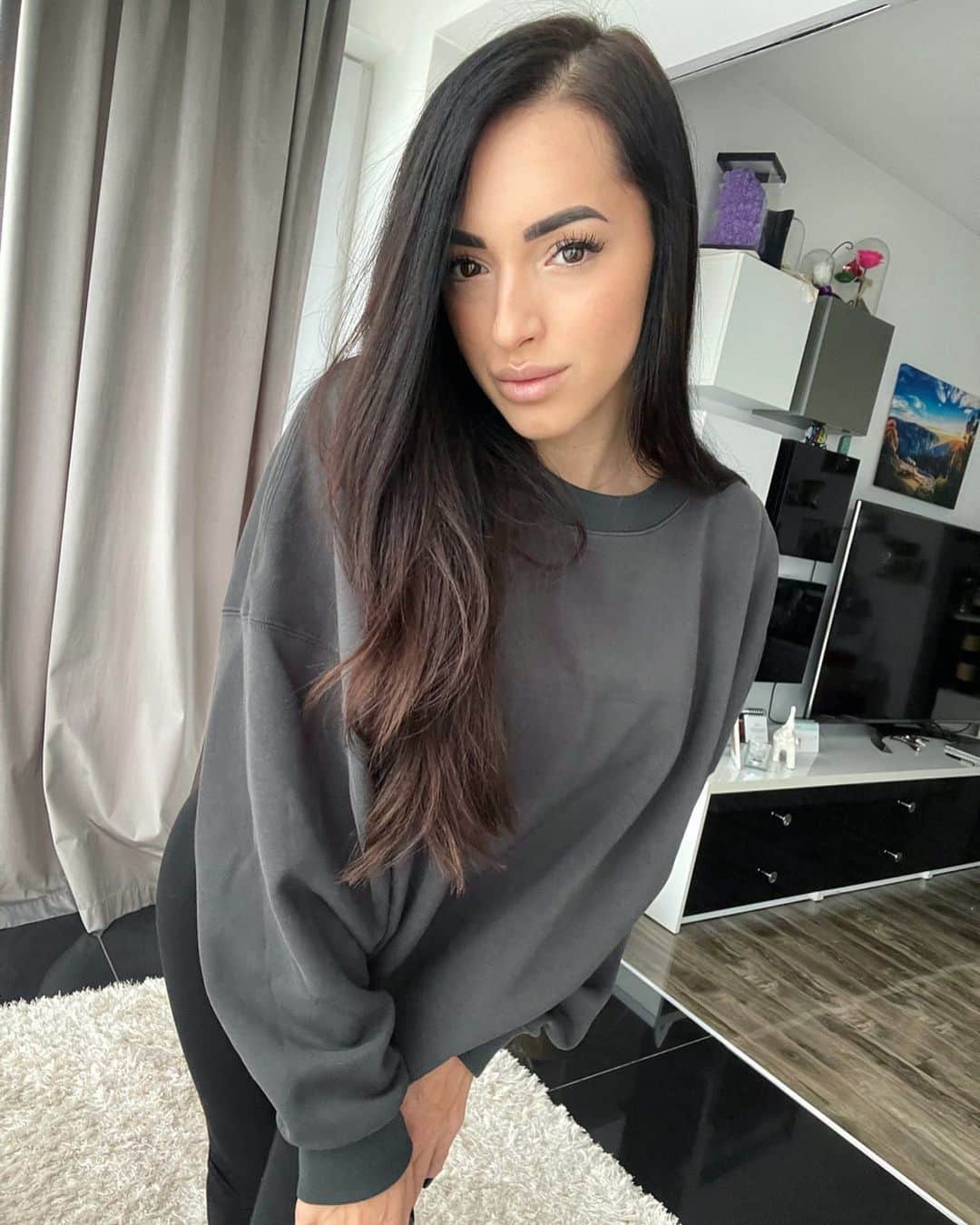 ラリサ・ヨルダケのインスタグラム：「Conteaza curajul de a merge inainte. 🍀🤍」