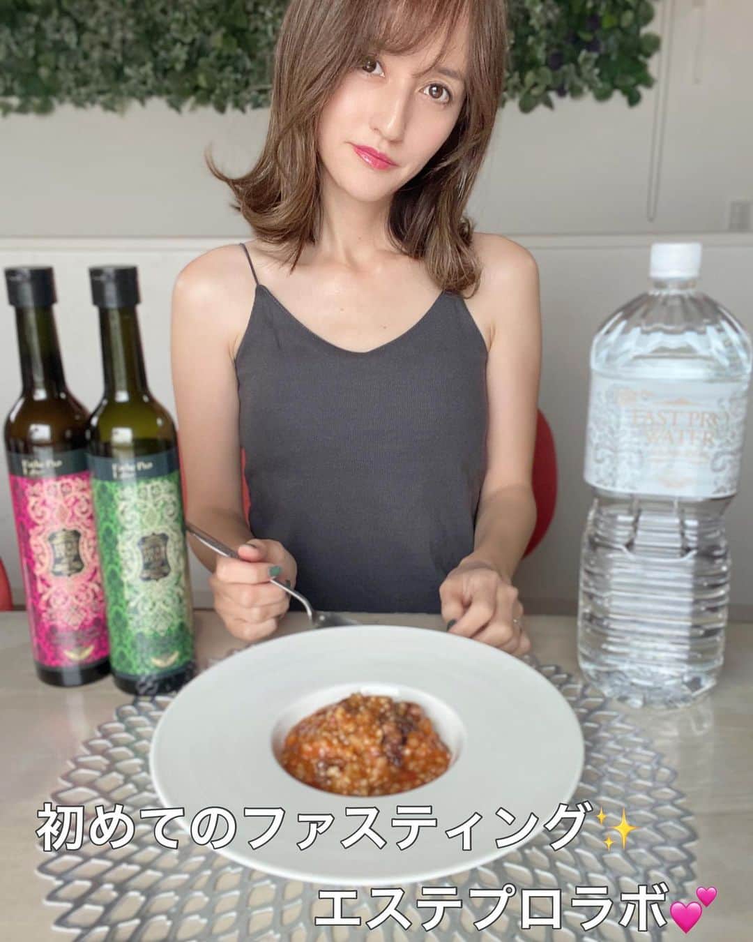 のインスタグラム：「人生初の#ファスティング 体験しました！  貴重な体験をしたので 是非読んで見ていただきたいです！！  今回自宅で出来る本格的な エステプロラボの ファスティングプログラムセットで挑みました！  エステプロラボは大好きなブランド！  セット内容は  ◯ファストプロミール ファスティング専用食で 化学調味料無添加 などこだわり抜いた素材で出来た お食事！  食物繊維もたっぷりで 電子レンジで2分温めるだけで手軽🥹  ◯ファストプロウォーター ファスティング専用のお水で 油を溶かす作用がある。  有害物質を除去してくれる。  ◯ハーブザイム 酵素ドリンク これが凄く美味しくて 本当にこれに助けられた！  さて！ ファスティングを初めて経験しましたが 私は食べ過ぎて具合が悪くなっていたので 健康面の改善が目標で取り組みました！  スケジュールは  準備期２日間 ファスティング期３日間 復食期２日間  という感じで 最初の準備期間1日目 間食が出来ない辛さが少し  でもプロミールは食べ応えもあるし 凄く美味しいのでなんとか！  準備期２日目は 慣れて間食もしなくても大丈夫。 諦めの気持ち笑  そして始まりました ファスティング期！  ファスティング期は 朝昼晩 酵素ドリンクの ハーブザイムを100mlずつという 私的に結構ハードで しかも空腹が怖かったので 少しずつにわけて ハーブザイムを摂取する形で 頑張りました！  口が寂しくなるとハーブザイムを少し飲んで お水も沢山飲むと 一気に満足感が得られる不思議。  ファスティング期1日目は 結構大変で ２日目になると慣れてきて ３日目になると食べないのが普通という不思議な感じに😅  ファスティング期1日目にして お尻のもたつきはなくなり お腹はぺったんこ 肌も心なしか綺麗な感じでした！  とにかく体が軽い！  体重は 3キロくらい減っていました😳  復食期は 久々のお粥が凄く美味しくて ちょっとでも満腹！  味にも敏感になっていました！  胃も小さくなっていて 無駄に食べたいと思わなくなったし 疲れにくい 朝爽快に目が覚める などいいことも沢山！  酵素ドリンクが凄く美味しくて頑張れたのと プロミールもどれもとにかく美味しくて デトックスや体質改善が出来たと思って大満足です！  困ったことがあれば アドバイザーの方が色々教えてくださるので それも凄く助かりました！！  スケジュールなどもきっちり決まっているので やりやすかったです！  今回ファスティングをしてわかったことは 結構ハードなので  まず決意をしっかり決めること！ 家族に協力してもらうこと！ 忙しくすること！ 食べ物を見ない！ 環境を整えること！ アドバイザーさんに助言を貰える環境 誰かに見ていて貰える環境  これが乗り越える秘訣かなと思いました！  身体にいいこと尽くしなので 食べ過ぎやダイエット、健康面など気にする方は オススメのセットです🔥🔥🔥  自力じゃ絶対できなかった！！  PR @asanyan_a.style #エステプロラボ沖縄 #沖縄プロラボ #沖縄ファスティング #宜野湾市エステ #プロラボ沖縄 #エステプロラボ #体質ケア #美肌ケア #ファスティングダイエット #ファスティング回復食 #ファスティング準備食 #ファスティング結果 #化学調味料無添加 #デトックス」