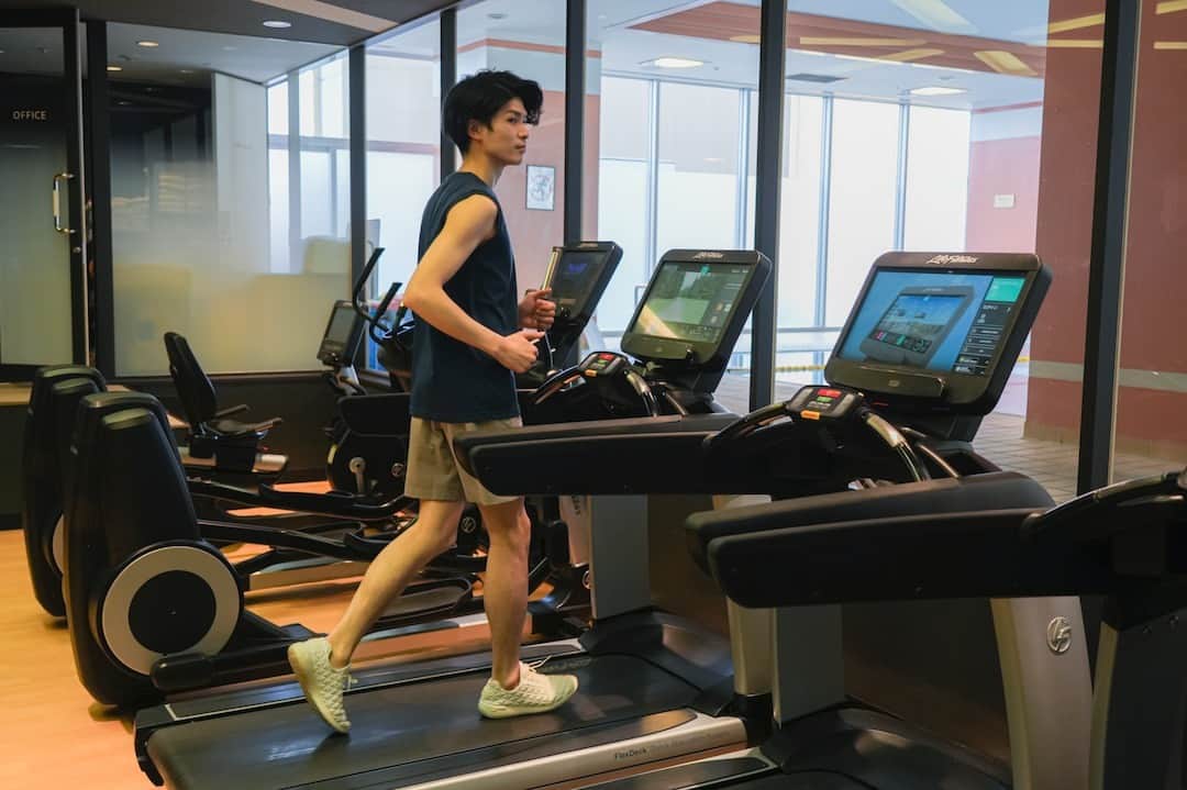 ヒルトン大阪 Hilton Osakaのインスタグラム：「ヒルトン大阪で心地よい汗を流しませんか🏋️‍♂️  ホテル7階にある「フィットネスセンター」では、クロストレーナーやエアロバイク、ダンベルなど、様々な器材を完備。  また、屋内温水プールもございますので、旅先でもしっかりボディメンテナンスとリフレッシュの時間をどうぞ。  宿泊のご予約は @hiltonosaka ホームページより。  Get Your Heart Pumping at Hilton Osaka!🏋️‍♂️  Our Fitness Center, located on the 7th floor of the hotel, is fully equipped with a range of machines to help you work up a great sweat, including cross-trainers, exercise bikes, dumbbells, and more.  In addition, we have a heated indoor swimming pool, so you can maintain your fitness routine and refresh yourself, even while traveling.  For more details and to make a reservation, please visit our website at @hiltonosaka .  ＝＝＝  #ヒルトン大阪  #フィットネスセンター  #大阪ホテル #ホテルプール #ジム #プール  #トレーニング #温水プール #フィットネス #HiltonOsaka #HiltonHotel #HotelGym」