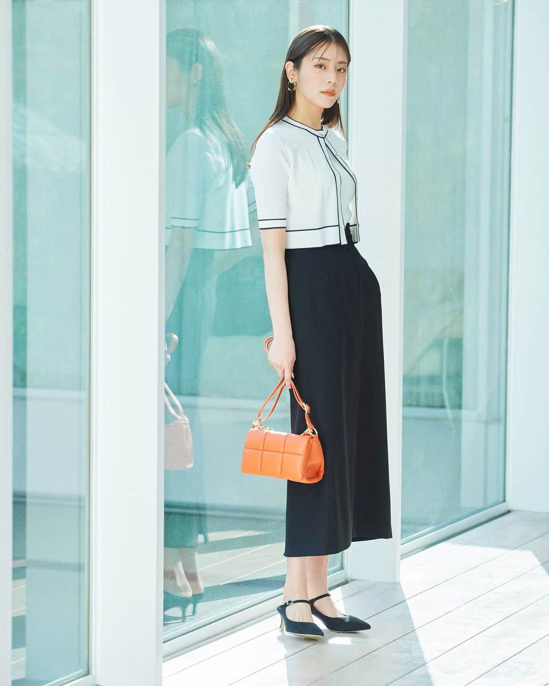NATURAL BEAUTY BASICのインスタグラム：「貴島明日香さんが素敵に着こなしてくださった 初夏の新作webカタログ、第1弾が大好評公開中♡  ■クロップドバイカラーアンサンブル ¥9,900 tax in size:FR color:クロベース/オフベース/ラベンダーベース #0173275640  ■コルセットディテールナロースカート ¥9,900 tax in size:S/M color:クロ/レッド #0173120511  ---------------------------  Classic×Comfort Feat.Asuka Kijima  NBBから初夏を感じさせる NEWコレクションをデリバリー。 ボウタイブラウスにバイカラーのアンサンブルetc. シックなクラシカルアイテムと、 リラクシーなロングワンピやワイドパンツ… 対極的なテイストを融合させた、 フレッシュなスタイリングに注目です。  詳しくは @naturalbeautybasic_official プロフィールのURLより webカタログをチェック♪  #貴島明日香 さん #バイカラーニット #アンサンブル #モノトーンコーデ #初夏コーデ  #タイトスカート #半袖ニット #夏コーデ #お出かけコーデ #オフィスコーデ #オフィスカジュアル #通勤コーデ #大人可愛い #カラーコーデ  #着回しコーデ #きれいめカジュアル  #ベーシックコーデ #ベーシック #ナチュラルコーデ #トレンドスタイル #シンプルコーデ #ナチュラルビューティーベーシック #naturalbeautybasic」