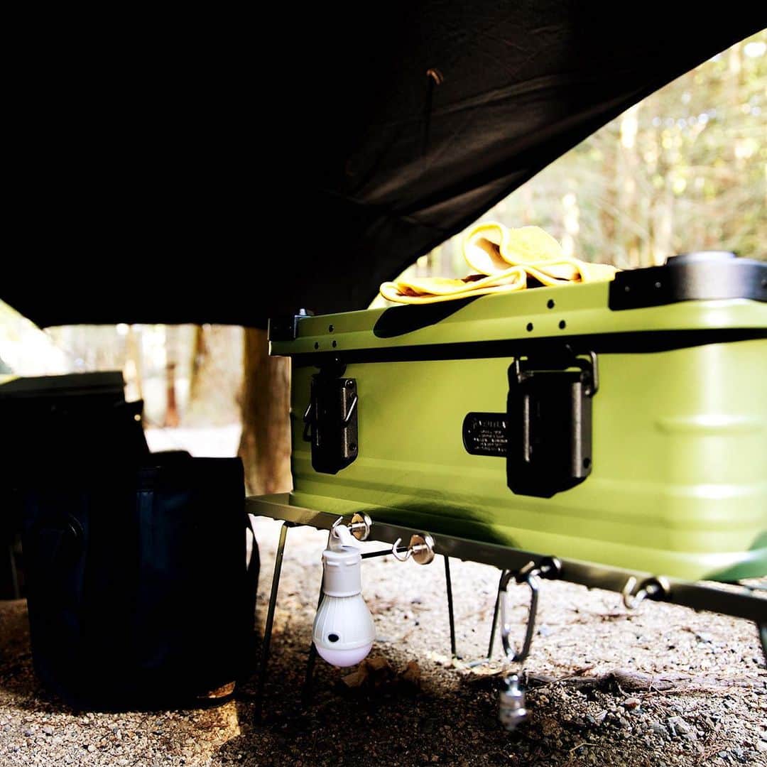 キャンプ情報サイト［ランタン］さんのインスタグラム写真 - (キャンプ情報サイト［ランタン］Instagram)「CAMP SMILE STYLE ／ こだわりのギアで楽しむキャンプ。 統一感のあるサイトでのんびり ＼ いろんなキャンパーのキャンプスタイルを現地取材と一般キャンパーからの投稿で数多く掲載してます。 . . 詳しくは @lantern.camp webサイトをご覧ください . . #camp #camping #camplife #outdoor #travel #trip #lantern_smile #キャンプ #キャンプ用品 #アウトドア #テント #自然 #旅行 #キャンプ初心者 #キャンプ好きな人と繋がりたい #アウトドア好きな人と繋がりたい #camper #外遊び #キャンプスタイル #かぶとの森テラス #ソロキャンプ #ソロキャン #VENTLAX #ヴェントラクス #コンテナ #焚き火台 #レザークラフト #Coleman #コールマン」5月18日 18時00分 - lantern.camp