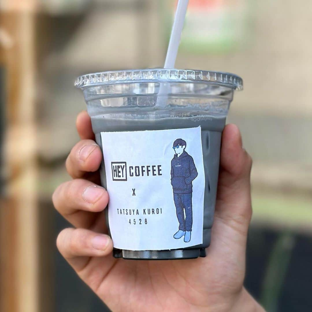 HeyCoffeeさんのインスタグラム写真 - (HeyCoffeeInstagram)「\イベント限定コラボドリンク BLACK LATTE販売/  こんばんはー！店主ゆかです。 あちぃですなー、皆さんいかがお過ごしでしょうか。  さてさてこの週末の土日は店舗営業にプラス戸田ボートで開催の【サンクスフェス】に出店しておりますっ！  会場限定で戸田市の人気トップボートレーサーの黒井達矢選手とのコラボドリンクが発売となります。  戸田市出身でファンの多い黒井さんはテーマカラーが【黒】ってことで、ブラックをテーマにしたチャコールドリンクとなります。  味わいを甘くしてありますので小さいお子さんにも飲んでいただけます。 ホットを蓋外して飲むと、動画と同じでこんなお髭が🥸  ぜひやってみてくださいねっ！ みなさんの投稿楽しみにしております♡  これ以外にも数量限定で【ハムチーズトースト】がお召し上がりいただけます！ メルティであったかいサンドなのですが美味しいとろっとろをお楽しみください。  他のブースと違い、特にすんごいお安くはしてませんがその価値があると思います◎  土日両日ともにぎやかになりそうですね！ イベント楽しみにしてる方もおられると思います、会場でお待ちしております！  ⁡ #HEYCOFFEE #ヘイコーヒー  #coffee  #specialtycoffeeshop  #スペシャルティーコーヒー  #さいたまカフェ #戸田市グルメ  #戸田市 #戸田公園  #戸田公園カフェ  #川口カフェ  #蕨カフェ #埼京線 #黒井達矢 #ボートレーサー #ボートレース戸田　#ボートレース戸田サンクスフェスティバル」5月18日 18時00分 - heycoffee.jp