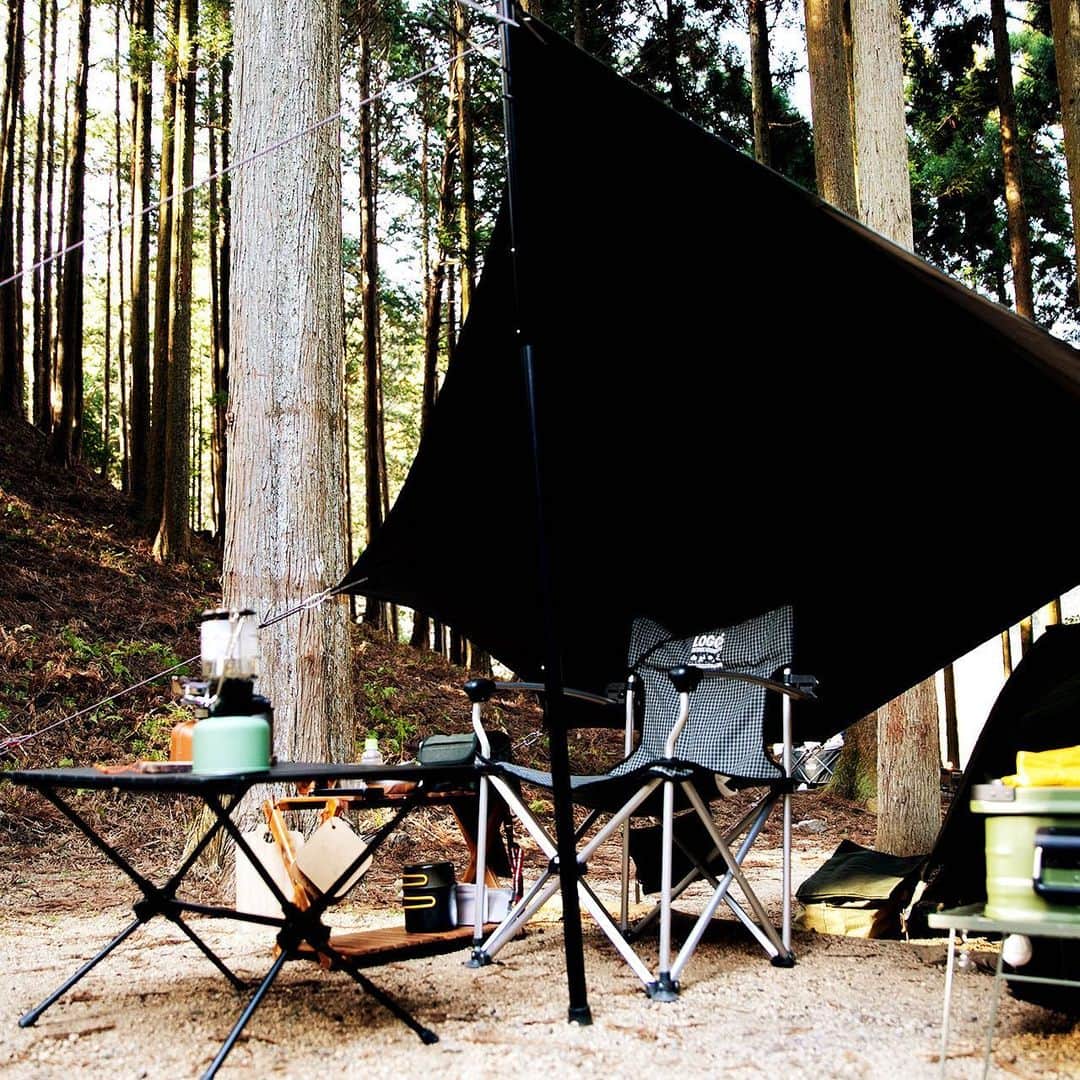 キャンプ情報サイト［ランタン］のインスタグラム：「CAMP SMILE STYLE ／ こだわりのギアで楽しむキャンプ。 統一感のあるサイトでのんびり ＼ いろんなキャンパーのキャンプスタイルを現地取材と一般キャンパーからの投稿で数多く掲載してます。 . . 詳しくは @lantern.camp webサイトをご覧ください . . #camp #camping #camplife #outdoor #travel #trip #lantern_smile #キャンプ #キャンプ用品 #アウトドア #テント #自然 #旅行 #キャンプ初心者 #キャンプ好きな人と繋がりたい #アウトドア好きな人と繋がりたい #camper #外遊び #キャンプスタイル #かぶとの森テラス #ソロキャンプ #ソロキャン #VENTLAX #ヴェントラクス #コンテナ #焚き火台 #レザークラフト #Coleman #コールマン」