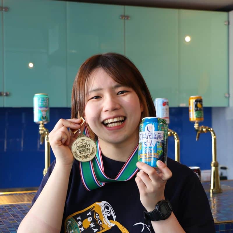 よなよなエール/ヤッホーブルーイングさんのインスタグラム写真 - (よなよなエール/ヤッホーブルーイングInstagram)「【🥇 軽井沢高原ビール2023が受賞しました🥇】  毎年、その年限定で販売している軽井沢高原ビール。 今年つくった「軽井沢高原ビール 2023年限定」が、2つの賞を頂きました！  🥇「Japan Great Beer Awards」金賞 🥉「Japan Brewers Cup」 3位  このビールをつくったブルワー（醸造士）の「やぐっちゃん」も大喜び！  軽井沢や長野県内のスーパー・コンビニ、よなよなビアワークス（ @yona_yona_beer_works ）でも開栓しておりますので、ぜひお試しください🍺  === 　　 🍺どんな味わい？ スタイルは「フルーティーホワイトエール」。色は美しい淡いゴールド。グラスに注ぐと、トロピカルフルーツを思わせるホップ香が華やかに香ります。飲み口はとても軽やか。小麦のまろやかな甘みも感じます。苦みは穏やかなので、クラフトビールをあまり飲んだことがない方にもおすすめしたいビールです。 　　 🍺軽井沢産小麦「 ゆめかおり 」使用 「軽井沢高原ビール 2023年限定」は、原材料の一部に地元・軽井沢産小麦「ゆめかおり」を使用しています。ヤッホーブルーイングでは、軽井沢の遊休農地活用の一環として小麦栽培を推進する株式会社グリーンフィールド(JA佐久浅間子会社)と協力し、2016年より地元産の小麦を使ったビールを製造しています。小麦を使うことでビールの口当たりが柔らかく仕上がるだけでなく、地産地消の活動を進めています。 　　 軽井沢を愛する気持ちから生まれた「 軽井沢高原ビール 」シリーズのコンセプトは“For the town”。今後も軽井沢高原ビールで、地元に根差したビールづくりに取り組んでまいります！ 　  【製品概要】 ビアスタイル：フルーティーホワイトエール アルコール分： 5.0％ 発売期間： 2023年1月17日(火)~2024年1月下旬ごろまで（予定） ※期間限定販売  === 「飲んでみたい～！」という方は、 コメント欄に「🍻」と打って教えてください！ === . . #軽井沢高原ビール #軽井沢高原ビール2023 #クラフトビール #フルーティーホワイトエール #軽井沢」5月18日 18時00分 - yonayona.ale
