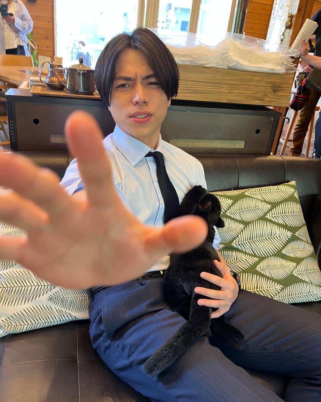 のインスタグラム：「. 【話題沸騰！】 北脇さんは猫好きだった！？  リハーサルはぬいぐるみを使用しているんですが 亜季のスマホに可愛い北脇をこっそり😊  #それってパクリじゃないですか？ #それパク #芳根京子 #重岡大毅」