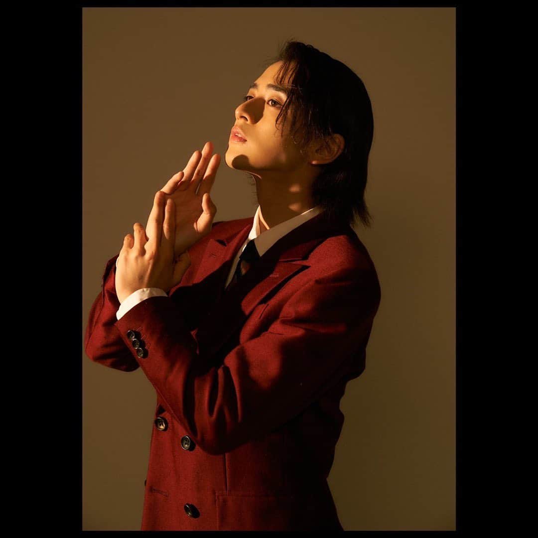 飯島寛騎のインスタグラム：「❤️🤎  ○Hair&Make 　牧野裕大  @yudai_makino  ○Stylist 　久保田姫月  @hizuki__am2.00  ○Lighting 　長谷川誠  ○Photographer 　北圃莉奈子  @rinakokitahatake  #作品撮り」