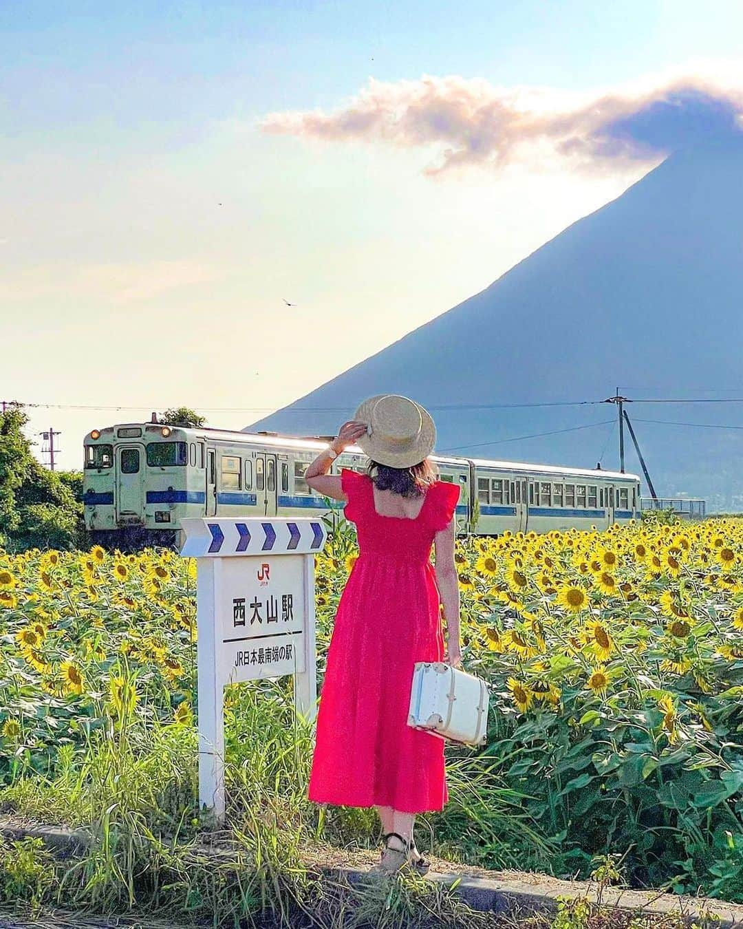 ジェットスター航空のインスタグラム：「行きたい！と思ったら【いいね❤️】 #jettabi_japan #鹿児島編🍠 JR最南端の駅⁉️ #西大山駅  JR日本最南端の駅として知られているのが、鹿児島県指宿市にある「西大山駅」🚃 駅の近くには広大なひまわり畑があり、夏になると一面黄色の絨毯に🌻✨ また、日本の百名山の一つ、開聞岳を望む景勝地としても人気🗻  他にも「幸せの鐘🔔」や「幸せのポスト📮」があり、幸せあふれるハッピースポット🥰 指宿市を代表する花、菜の花をイメージして黄色く塗られたポストに手紙を投函すれば、ここから幸せを送れちゃうんでスター💌  大切な人への手紙をたずさえて、西大山駅を訪れてみては？  【西大山駅】 📍鹿児島県指宿市山川大山602  -------------------------------------------- ／ 📣ジェットスターなら、鹿児島まで ＼ ✈︎東京（成田）から 片道¥5,590〜  鹿児島～東京（成田）路線はおかげさまで5月31日に就航10周年を迎えます🎉 今後もより多くのお客様に、安全かつ安心してご利用いただける気軽な空の旅を提供してまいります✈️  --------------------------------------------  ジェットスター・ジャパン公式アカウント（@jetstar_japan）では「“次に行きたい”が見つかる」をテーマに就航地の魅力をご紹介✈️⭐️「#jettabi_japan」をつけて、皆さんのFun&Happyな旅の思い出をぜひご投稿ください！素敵なお写真は、公式アカウントでご紹介させていただきます♪  ⭐️Special thanks📸 by @hirosakimisa_jewelrytrunk（1枚目） / @hrk1108（2枚目） / @aya_kichikichi（3枚目） / @my7korea（4枚目）/ @hiropan16（5枚目）/ @neko_gram_0126（6枚目） --------------------------------------------  ※運賃はエコノミークラス「Starter」。支払手数料、空港使用料等が別途必要です。受託手荷物の料金は含まれません。諸条件が適用されます。 ※就航地のご紹介内容に関する最新情報は、下記の参照サイト等でご確認ください。 -------------------------------------------- 【参照サイト】 鹿児島観光サイト「かごしまの旅」 いぶすき観光ネット --------------------------------------------  #鹿児島 #鹿児島観光 #鹿児島旅行 #ジェットスター #jetstar #jetstar_japan #LCC #trip #旅好きな人と繋がりたい #パワースポット #インスタ映え #kagoshima #kyusyu #鹿児島ひまわり畑 #鹿児島絶景 #カゴスタグラマー #九州観光 #九州ぐらむ #西大山駅の黄色いポスト #ibusuki #南薩 #開聞岳 #指宿枕崎線 #九州絶景 #鹿児島お出かけ #鹿児島絶景」