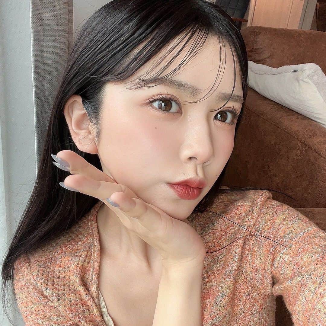 高梨優佳のインスタグラム：「今日はシュウ ウエムラから新しく出る シュウ ウエムラ × ペコちゃん コレクションの コスメを使ってメイクしたよ ～( ᴗᴗ )♡ 一緒にお出かけしたくなるようなペコちゃんの 可愛いパッケージに一目惚れ 🥹 遊び心 に溢れていて 本当に素敵 ！ メタリックな感じもおしゃれだよね🫣💙  私が使ったのは、レモンフィズ アイパレット！🍋  全色新色で、春らしいフレッシュカラーが可愛くて めちゃくちゃ使いやすかった ！🍊🤍 ミルクキャンディーの包み紙からインスパイアされたカラーなんだって ！なんだかワクワクするね 💛笑  リップは シナモンホイップを使ったよ～！ こっちはジューシーなキャンディーから インスパイアされているんだって🍬 ミルクキャンディーみたいな甘い香りがするよ ！🤍 カラーも優しい色味で 発色も綺麗 ！ ムラなく塗れるので すっごくオススメ 🍊🤍！ 気になった方は是非チェックしてね！ @shuuemura   #シュウウエムラ #シュウウエムラペコ #peko #PR」