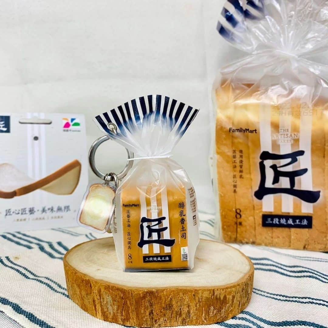 4meee!さんのインスタグラム写真 - (4meee!Instagram)「【動画もあるよ🎉タッチ決済可、台湾のICカードが可愛すぎる💕】 Suicaのような役割を持つ 台湾の悠遊カードは知っていますか？  日本と違って形は自由。 持っていると便利な悠遊カードは、 立体的なものやステッキなど 好きなものにチャージできます🤍  台湾に行ったら買ってみてね♪  photo by💌 @lindalin223 @taiwanzakka_store @yufenseau @minichiang2018 @eeooa0314  ……about 4MEEE…… アラサー女性のためのWEBマガジン。 HAPPYのヒントが見つかる記事を毎日配信中！ プロフィールのリンクからぜひ、チェックしてみてください❤︎   #台湾ICカード #easycard #台湾 #台湾悠遊卡 #悠遊卡 #taiwan #ICカード #台湾IC #交通系IC #悠遊カード #悠遊Card」5月18日 18時06分 - 4meee_com