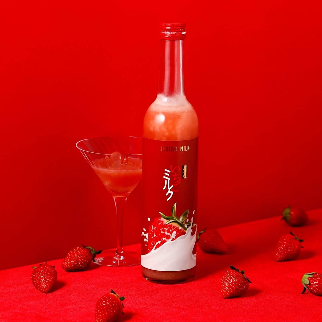 KURAND@日本酒飲み放題さんのインスタグラム写真 - (KURAND@日本酒飲み放題Instagram)「これが禁断のいちごミルク  『 大人のいちごミルク 』ここに誕生。 極上の苺ピューレをたっぷり使用して、 おどろきの果肉感を堪能できるお酒。  練乳とレモン果汁もアクセントに、 エレガントな魅惑の美味しさを実現。 そのままグラスに注ぐだけで極上の 美味しさを楽しめるリキュールです。  イチゴ好きな大人の、ヒミツの贅沢酒。  お酒のオンラインストア「クランド」 プロフィールページのリンクからぜひ！  ---------------------------- 新しいお酒との出会いがたくさん！ 他のお酒や企画はプロフィールのURLから →@kurand_info ----------------------------  お酒にまつわる情報を発信中。 フォローやいいねお待ちしています🥂  #クランド #お酒好きな人と繋がりたい #果実酒 #リキュール #いちごミルク #苺ミルク #いちご酒 #お酒大好き #お酒好き」5月18日 18時16分 - kurand_info