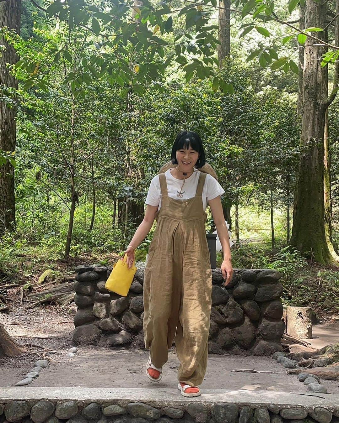 真央さんのインスタグラム写真 - (真央Instagram)「ここ好きなのよね〜🌿✨ 霧島神宮の奥にある 山の神社✨ 昨日お友達が霧島に遊びに来てくれたのでご案内♫ 自然に囲まれながら👏🏻が響き渡る〜〜〜✨✨  はぁぁ〜と浸ってるところを 撮ってもらっていたとは知らず恥ずかしや😆  霧島神宮にきたらぜひ、 山の神社へも行くことをおすすめします〜⛰✨ . . #霧島神宮 #山の神社 #神社巡り」5月18日 18時08分 - mao0424