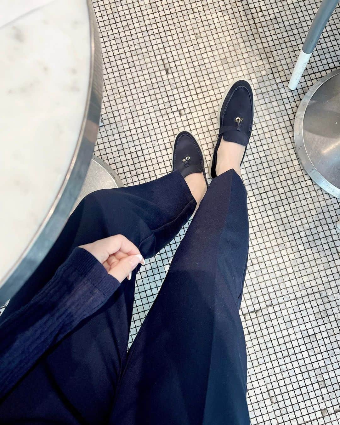 山脇道子さんのインスタグラム写真 - (山脇道子Instagram)「ローファー以外にネイビーの服に合う快適な靴(走れる)はないかなぁと思っているときに出会ったロロピアーナのサマーウォーク！ @loropiana  これ、履いた瞬間柔らかなスエードが足にピタッとフィットしてストレスフリー✨ 期待していた以上に履き心地が良すぎて🫶🫶🫶 ママの夏の最適解見つけました🥹✨(パパにも！) #ロロピアーナ」5月18日 18時08分 - michikoooo