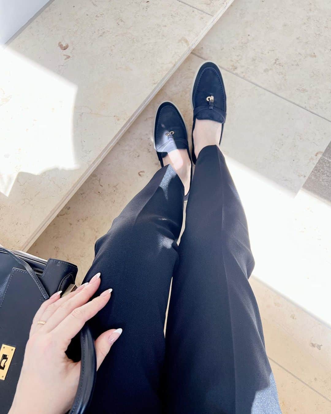 山脇道子さんのインスタグラム写真 - (山脇道子Instagram)「ローファー以外にネイビーの服に合う快適な靴(走れる)はないかなぁと思っているときに出会ったロロピアーナのサマーウォーク！ @loropiana  これ、履いた瞬間柔らかなスエードが足にピタッとフィットしてストレスフリー✨ 期待していた以上に履き心地が良すぎて🫶🫶🫶 ママの夏の最適解見つけました🥹✨(パパにも！) #ロロピアーナ」5月18日 18時08分 - michikoooo
