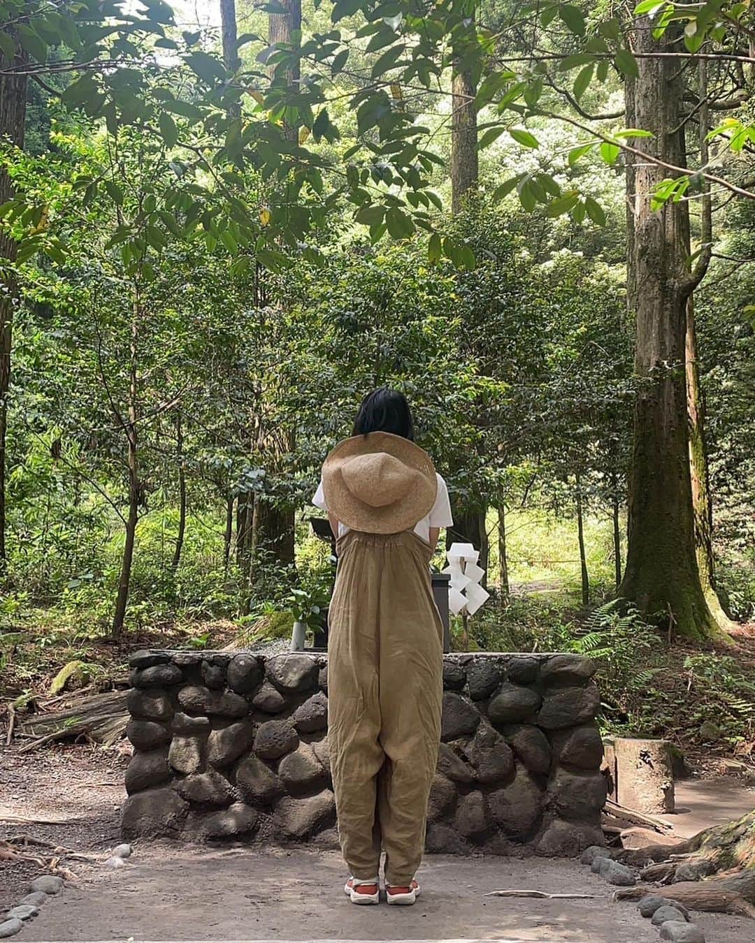 真央のインスタグラム：「ここ好きなのよね〜🌿✨ 霧島神宮の奥にある 山の神社✨ 昨日お友達が霧島に遊びに来てくれたのでご案内♫ 自然に囲まれながら👏🏻が響き渡る〜〜〜✨✨  はぁぁ〜と浸ってるところを 撮ってもらっていたとは知らず恥ずかしや😆  霧島神宮にきたらぜひ、 山の神社へも行くことをおすすめします〜⛰✨ . . #霧島神宮 #山の神社 #神社巡り」