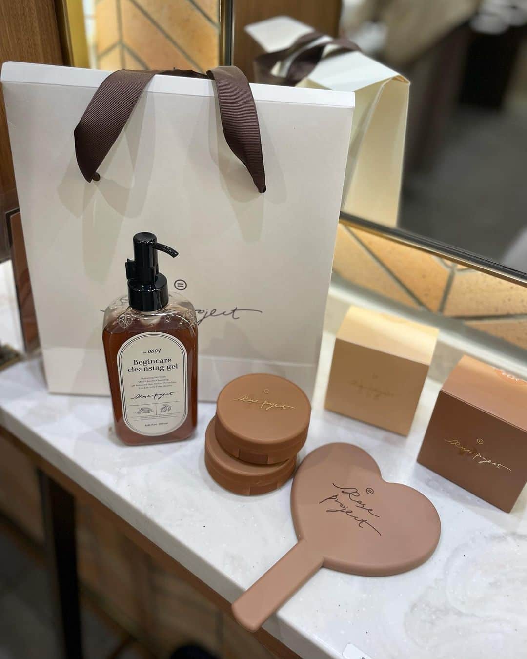 のインスタグラム：「とても暑いですね🥹 先日の、kbeautyfesta 🩷のブース #roseproject(@roseproject.official_jp )を使ってみました！  #スキンクッション1922 (明るめ)と 2527です✨  パフとリフィルつきです✨  デイリー使いにもできる カラー展開で ブースでもお試しできました🩷  #クレンジングジェル は なめらかで コスメの汚れもするり🧡  ハートの鏡はノベルティーで さっそくバッグにいれて使ってます✨  #kbeautyfesta  #韓国コスメイベント #推しコスメ #推しコスメ #韓国コスメレビュー #日本未上陸コスメ #日本初上陸ブランド」