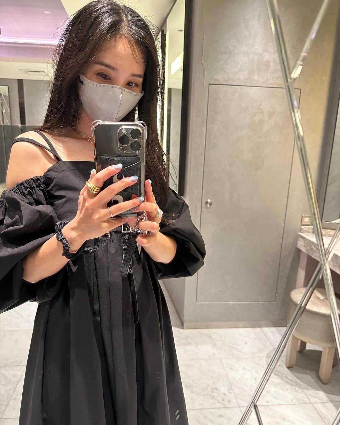 鈴木詩織のインスタグラム：「昨日店頭で着ていた @re_gleam のワンピがとってもタイプでした🖤  私はあと土曜日だけ店頭に立たせて頂きます🫡 とっても可愛いアイテムばかりで物欲が大変😹  pop upは5/23まで伊勢丹新宿2階でやってます🫶🏻  ⁡  #shiorin_styling#regleam#リグリーム」