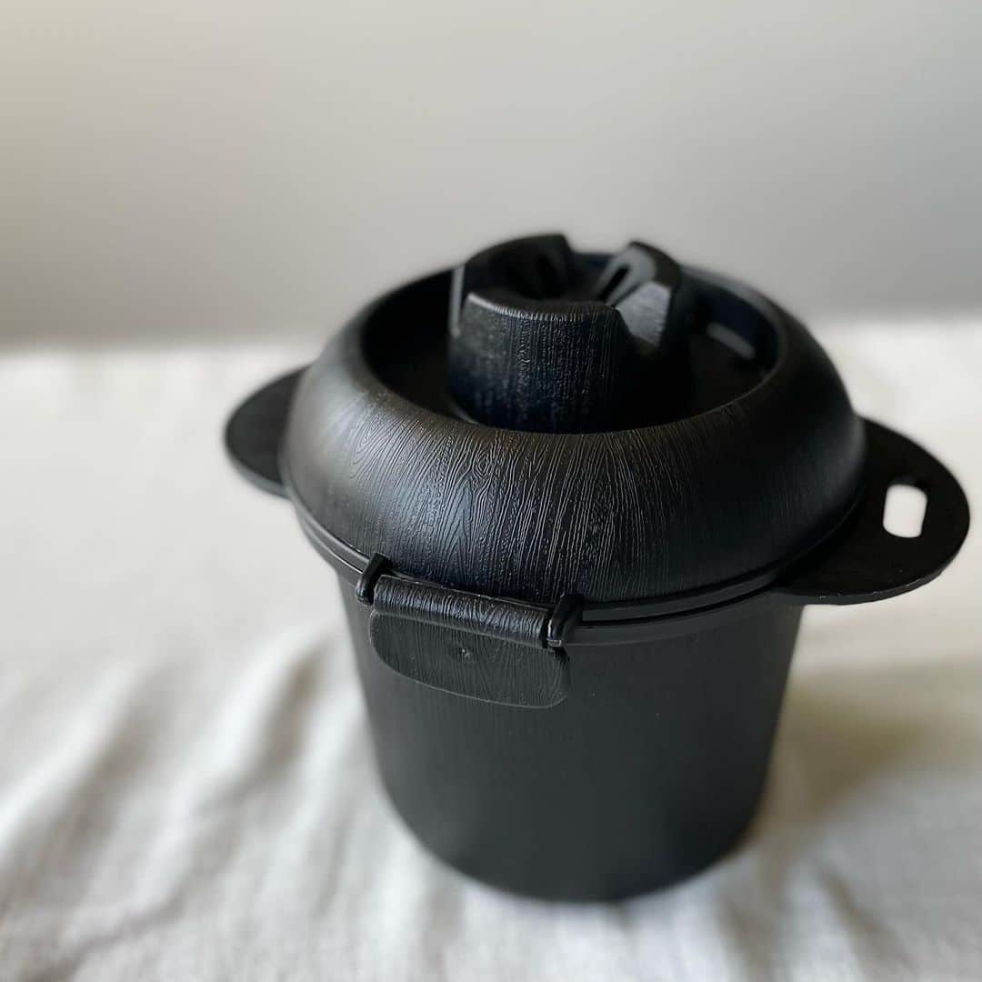 のインスタグラム：「【レンジで炊飯！】 『SUMINO 炊飯釜』 ━━━━━━━━━━━━━━━━━━━━ 電子レンジで簡単に1合のごはんが炊飯できるグッズのご紹介です。 一人暮らしの方や、ちょっとだけ食べたいって時に手軽にご飯を炊くことができます。  そのほか、卵とお湯を注いで待つだけで、温泉たまごもできちゃいます。 また、おかゆ／カレー／蒸しパンのレシピ付きだから、いろいろ使えて便利です。  手軽に美味しく！食べたい方にオススメです。  　 ※在庫が流動的なため、欠品の場合がございます。 ※一部、お取り扱いのない店舗がございます。  ▼ストアリンクはプロフィールから! @212_kitchen_store ━━━━━━━━━━━━━━━━━━━ #212kitchenstore#212キッチンストア#212kitchen#212キッチン#SUMINO#炊飯釜#レンジで炊飯#レンジでおいしく」