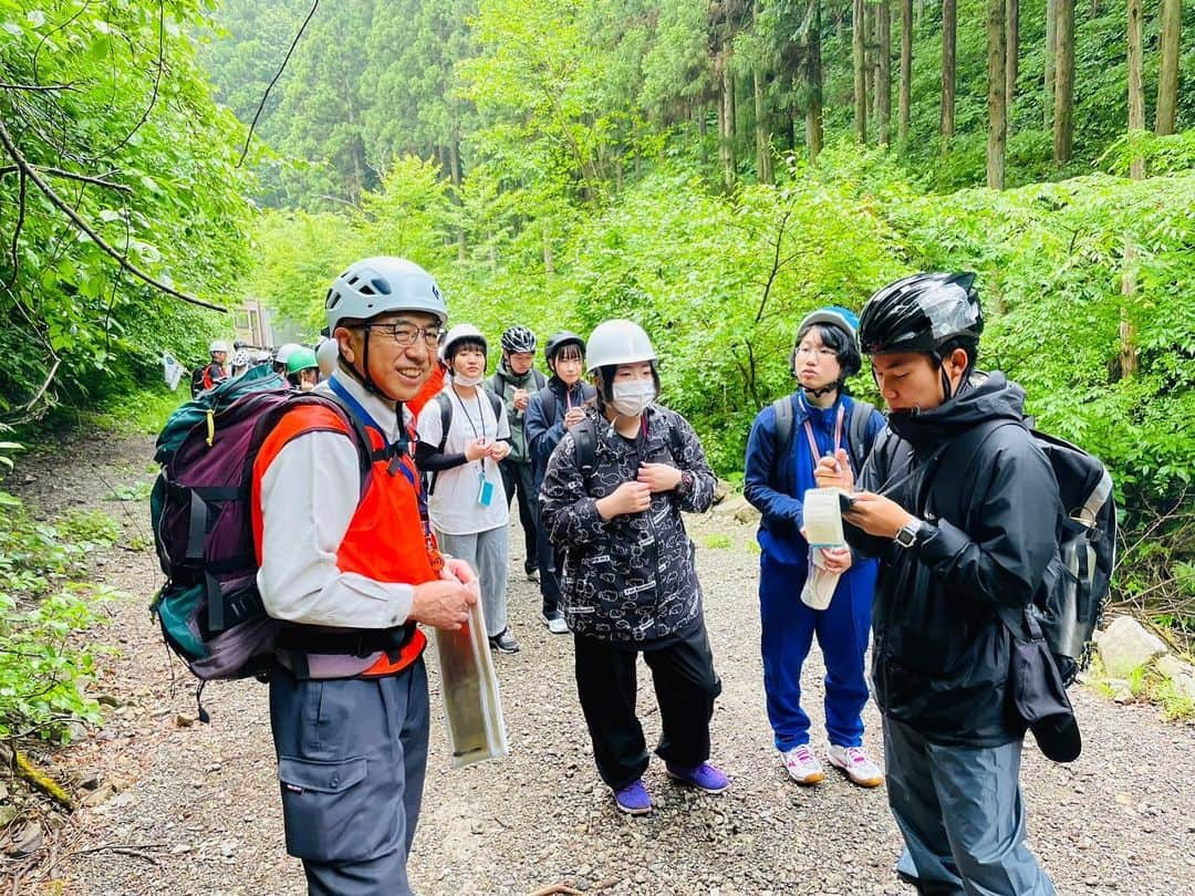 【公式】東京コミュニケーションアート専門学校ECOさんのインスタグラム写真 - (【公式】東京コミュニケーションアート専門学校ECOInstagram)「先日の校外実習は、 ドルフィントレーナー専攻の学生さん達が、高尾の森へお邪魔しました🌲🌲  海を知るには、まずは森を知ること✏️ 海の生き物達の環境を守るためにも、大変勉強になりました😊  森の豊かさ、海の豊かさを守る為にも、一人ひとり出来る事からコツコツ続けていきましょう🌱  学生さん、雨天の中お疲れ様でした！🤗  . ・－・－・－・－・－・－・－・－・ ⁡ 学校説明会やオープンキャンパスも実施しております🐰🌱 ぜひご参加ください🕊🛰 ⁡ ・－・－・－・－・－・－・－・－・ ⁡ #tca東京eco動物海洋専門学校 #tcaeco #動物 #海洋 #ペット #自然環境 #恐竜 #専門学校 #オープンキャンパス #oc #進路 #動物園 #飼育員 #高尾の森 #自然 #環境保全 #sdgs」5月18日 18時13分 - tca_eco