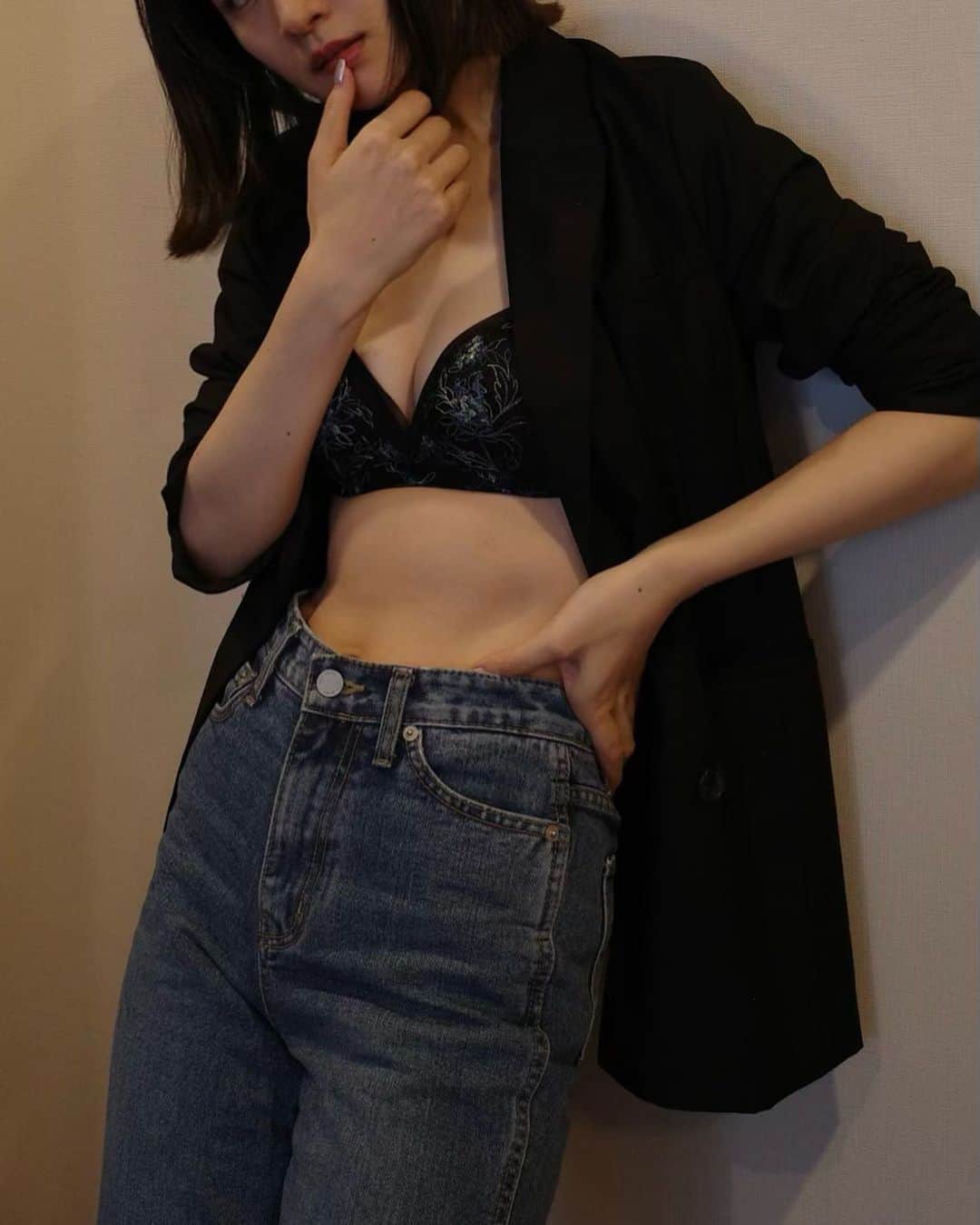 のインスタグラム：「IT’S PERSONAL​.  ====================== もっと自由に。​ もっと心地よく。​ 私のルールは、私がつくる。​  きれいごとより、私ごと。​ IT’S PERSONAL​ ======================  @triumphlingerie 今年掲げたメッセージ。 自分を肯定して自由に生きていく女性像が 素敵だと感じました。  身を包んでくれるランジェリーは 自分の心の状態を表すと思っています。  というのも、以前ひょんなことから ランジェリーを全て変えたことがあって。  その時とてもみずみずしいような、 新しい気持ちになれたのです。  天使のブラ スリムライン 極上ライト。 安心感のあるつけ心地はキープしたまま、 涼しくて軽いストレスフリーなノンワイヤー。 脇から寄せてくれるのでシルエットもすっきり。  人に見えないものほど、 丁寧で在りたいなと思います。  #ItsPersonal #tpiumph #pr #トリンプ #天使のブラ #天使のブラスリムライン極上ライト」