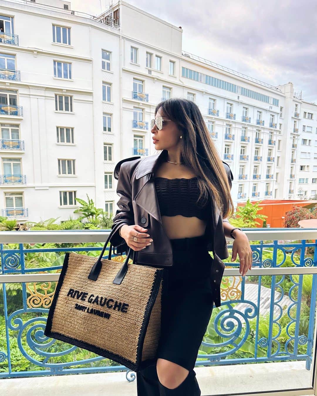 sananasのインスタグラム：「Cannes cannes cannes ✨On a quitté le soleil de Paris pour retrouver la pluie ici 😅Vous m’avez arnaquée les Sudistes ! Mais contente et chanceuse d’être ici avec ma @lorealparis family et @apmmonaco💎   #Cannes  #FestivaldeCannes  #cannesfestival」