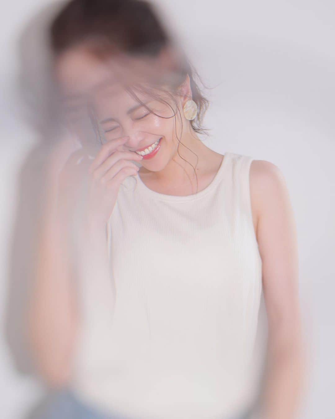 本谷紗己のインスタグラム：「📸　@yu_ki_takeshita  💄　@im_megumi.k   撮影中のアイデアと遊びゴコロで 生まれたショット📸🤍  #shooting #make #アップヘア　#ヘアメイク　#撮影　#メイク　#ボブ　#ヘアアレンジ」