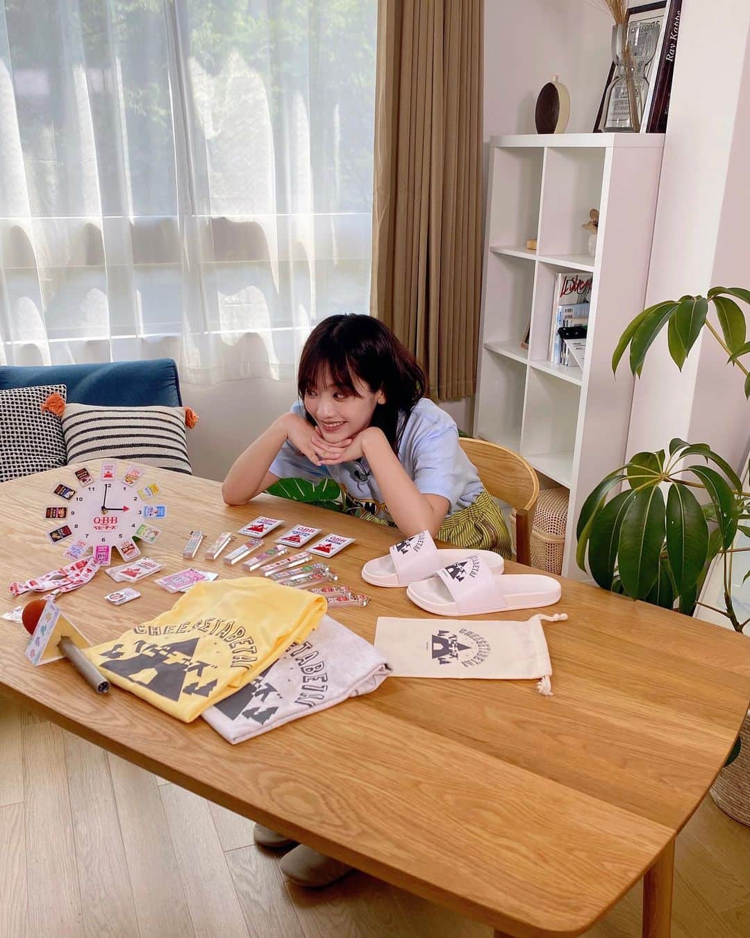 二宮芽生さんのインスタグラム写真 - (二宮芽生Instagram)「『キテルネ！』本日もご視聴ありがとうございました🌱  毎回新しい発見があって刺激的な現場です☺︎  最近は、何か言うごとに手をパーにしちゃう癖が…🖐  今回はハーフパンツとTシャツで、夏っぽく元気良くコーデしていただきました！  🕴🏻 @uratiayara  #zip #キテルネ #イタル_デザイン」5月18日 18時20分 - meuninomiya