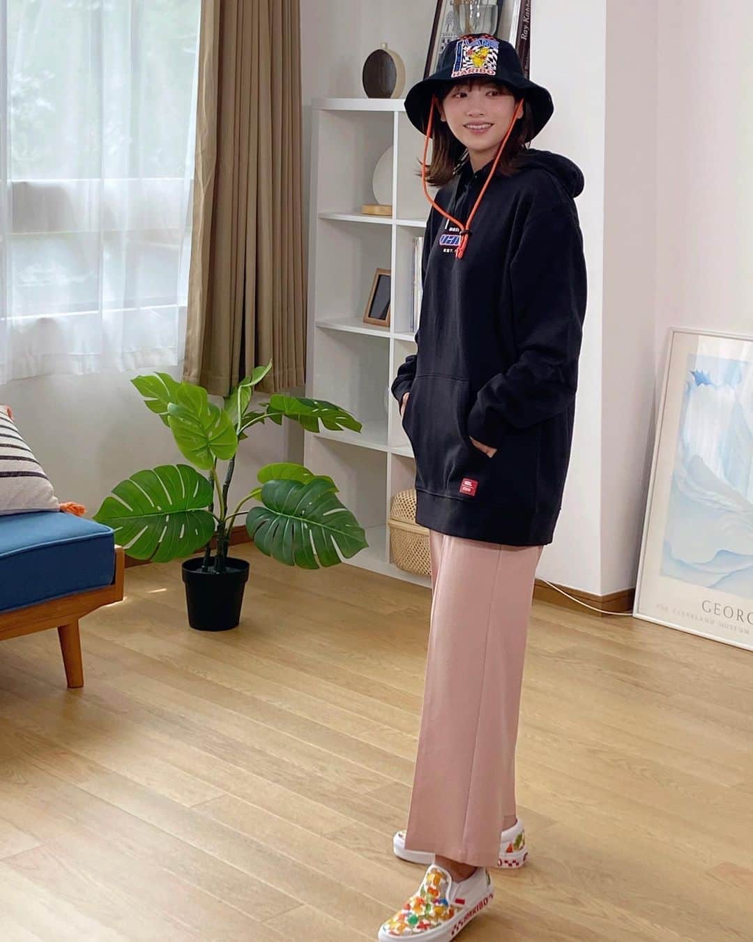 二宮芽生さんのインスタグラム写真 - (二宮芽生Instagram)「『キテルネ！』本日もご視聴ありがとうございました🌱  毎回新しい発見があって刺激的な現場です☺︎  最近は、何か言うごとに手をパーにしちゃう癖が…🖐  今回はハーフパンツとTシャツで、夏っぽく元気良くコーデしていただきました！  🕴🏻 @uratiayara  #zip #キテルネ #イタル_デザイン」5月18日 18時20分 - meuninomiya