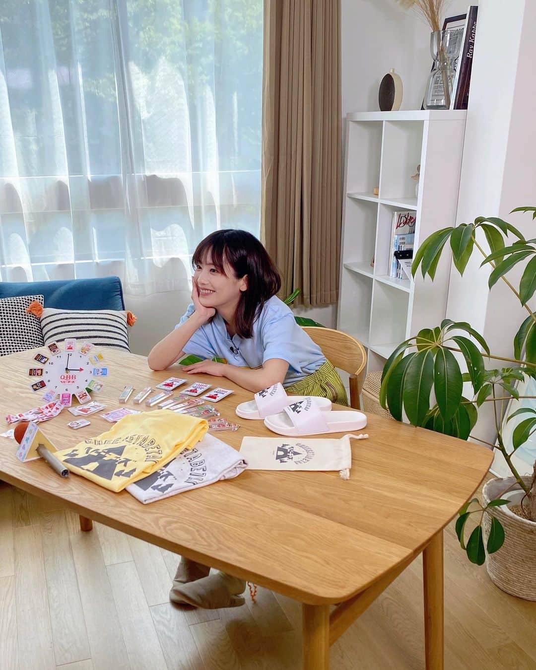 二宮芽生さんのインスタグラム写真 - (二宮芽生Instagram)「『キテルネ！』本日もご視聴ありがとうございました🌱  毎回新しい発見があって刺激的な現場です☺︎  最近は、何か言うごとに手をパーにしちゃう癖が…🖐  今回はハーフパンツとTシャツで、夏っぽく元気良くコーデしていただきました！  🕴🏻 @uratiayara  #zip #キテルネ #イタル_デザイン」5月18日 18時20分 - meuninomiya