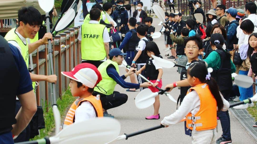 羽根田卓也さんのインスタグラム写真 - (羽根田卓也Instagram)「先日故郷である愛知県豊田市でカヌーイベントを開催しました🛶 会場は県内屈指の集客数を誇る鞍ヶ池公園！ 豊田市の市長である太田市長に、ぜひ鞍ケ池公園でやりましょう！とお声がけさせていただき実現しました🙌  池の側にスタバがあったり、グランピング場やマルシェが来ていたりと、その中で行われたカヌーイベントは大盛り上がりでした👏👏  またこの日を実現するにあたってご尽力いただいた豊田市役所の方々、ご協賛いただいたNTPgroup様、イベントを運営してくださった愛知県カヌー協会様・カヌーホーム様、心より御礼申し上げます。  日本には豊かな水資源が全国にあります。 カヌーをツールとして、水上を味わう体験を皆さんへもっともっと拡げていきます！！  #canoe #kayak #water #nature #adventure #toyotacity」5月18日 18時21分 - takuya_haneda