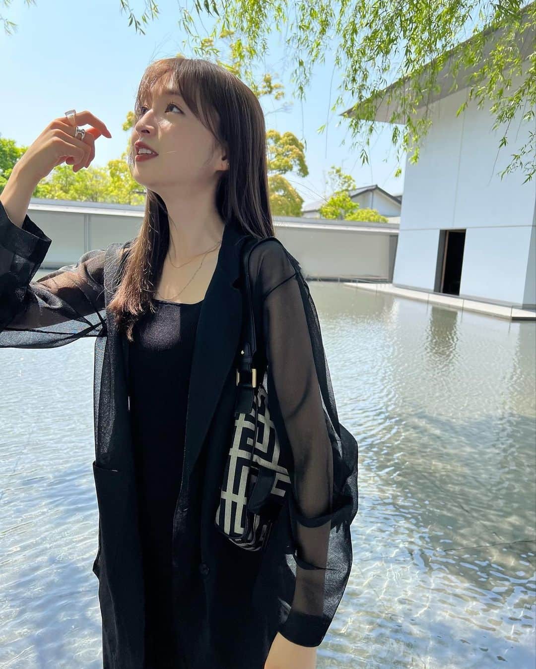 上西星来のインスタグラム：「この日はばあちゃんが行きたいと言っていたところへ✨  #鈴木大拙館  #金沢建築館  建築めぐりが趣味になりそうな予感🤔  トップス　@naturalbeautybasic_official  スカート　@akte_official」