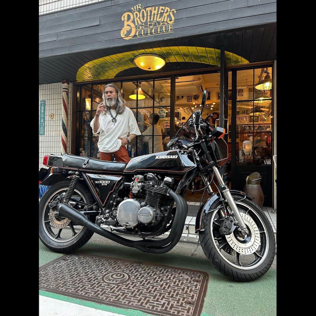 杉原勇武のインスタグラム：「Mr.brothersで髭をカットしてもらいました。 今日は暑かったので髭もサマーカットにしました。 西森くん忙しいのにいつもありがとう。 #kawsakiz1r  #z1r」