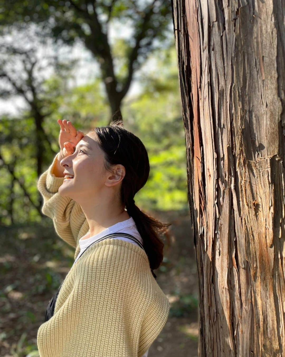 海下真夕のインスタグラム：「. 日焼け止めは一年中顔と首、 （デコルテは見える時）には 塗っているんだけれど、 塗る面積が増える季節到来…☀️  夏は塗り忘れてうっかりサンダルやけ🩴 しちゃいがち。。。😂  それにしても、春短し。  （写真関係なさすぎ）  #山#ハイキング#プチ登山 #自然 #この日は風が強くて海諦めて山 #鎌倉#鎌倉さんぽ #休日#家族の時間 #いぬのいる暮らし  #いぬとのお出かけ」