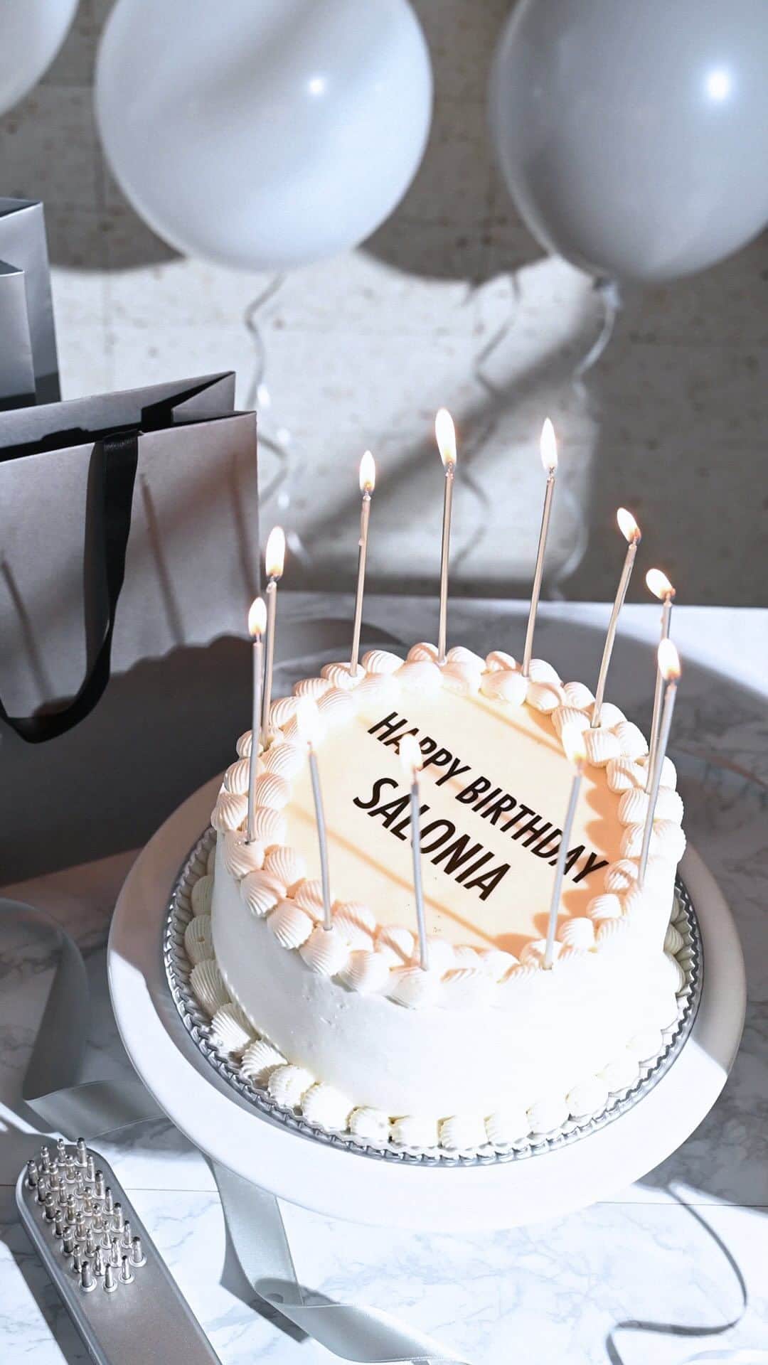 salonia_officialのインスタグラム：「HAPPY BIRTHDAY TO #SALONIA 今日はわたしのお誕生日なんです🎂☺️  11歳になりました。 一年が経つのは本当に早い…🥹 皆さま、いつもご愛用いただいたりSNSでもたくさん応援のお声、ありがとうございます😭✨ これからもあなたと一緒にキレイを楽しめますように🖤  #サロニア」