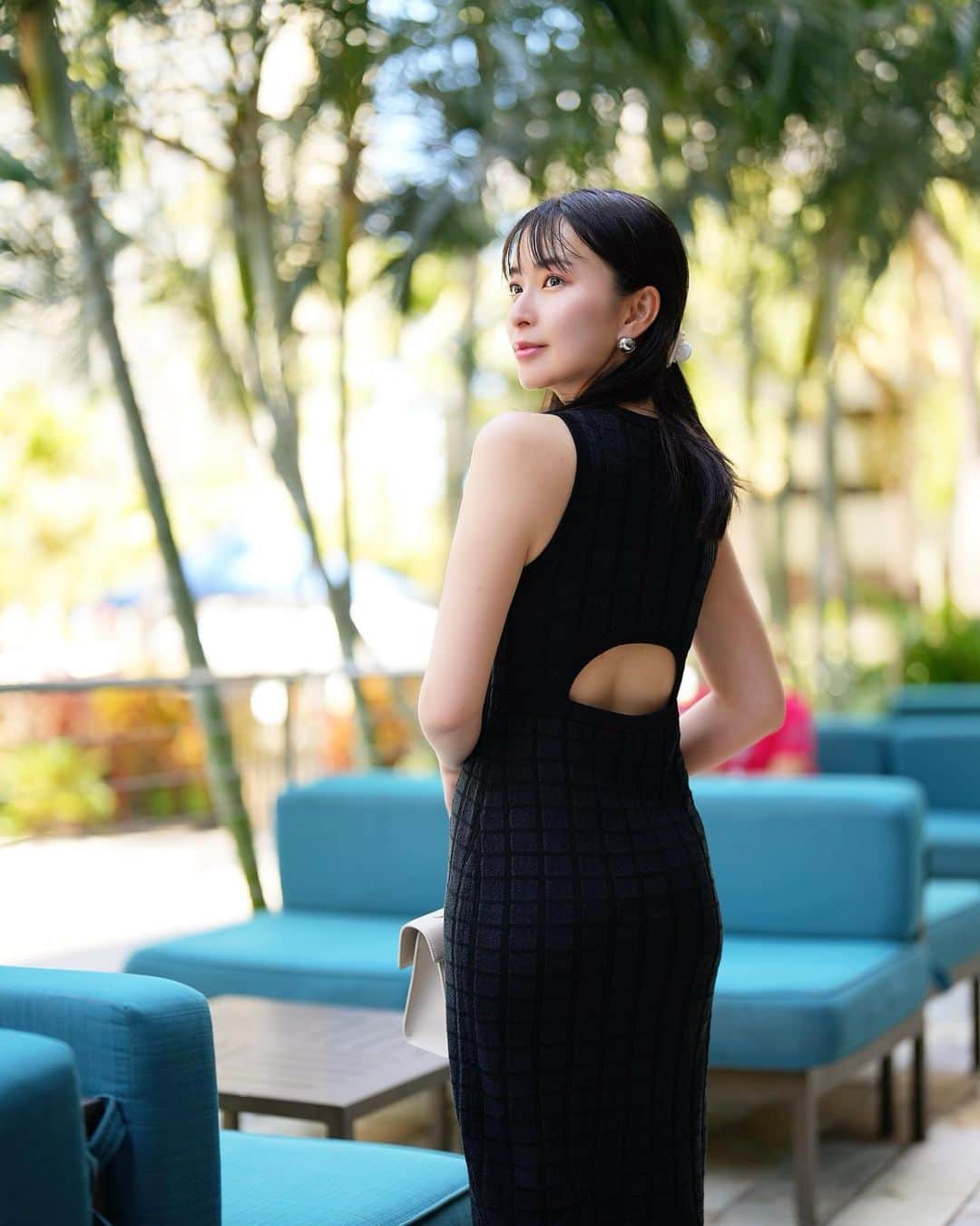 岩間恵さんのインスタグラム写真 - (岩間恵Instagram)「プールサイドで良い感じの写真を撮ってもらいつつ、PC作業に追われてる写真も撮られたよ😼🌴📸  👗 @searoomlynn_official  👜 @cafune.official  👡 @hermes   #ハワイコーデ #夏が楽しみ 🍉」5月18日 18時28分 - iwamame