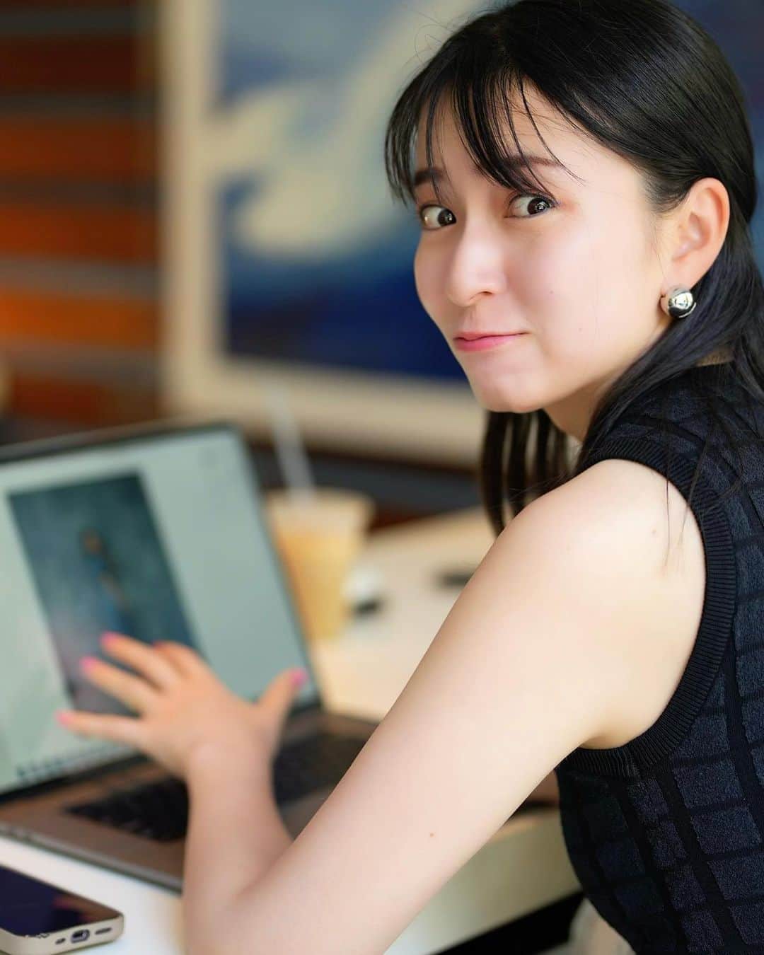 岩間恵さんのインスタグラム写真 - (岩間恵Instagram)「プールサイドで良い感じの写真を撮ってもらいつつ、PC作業に追われてる写真も撮られたよ😼🌴📸  👗 @searoomlynn_official  👜 @cafune.official  👡 @hermes   #ハワイコーデ #夏が楽しみ 🍉」5月18日 18時28分 - iwamame