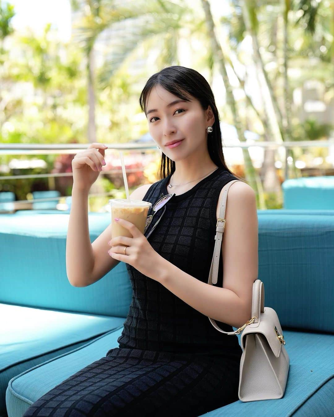 岩間恵さんのインスタグラム写真 - (岩間恵Instagram)「プールサイドで良い感じの写真を撮ってもらいつつ、PC作業に追われてる写真も撮られたよ😼🌴📸  👗 @searoomlynn_official  👜 @cafune.official  👡 @hermes   #ハワイコーデ #夏が楽しみ 🍉」5月18日 18時28分 - iwamame