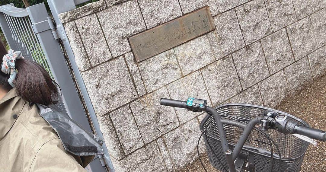 世手子さんのインスタグラム写真 - (世手子Instagram)「cycling in the rain🚴‍♂️ Effective use of alone time🌿 it was a nice park⛰🌟 @wa.shinagawa  #品川 #しながわ #品川区 #わしながわ #しながわ街巡り #wa_shinagawa #しながわ自転車旅 （＾_＾） 午前中は自由になったので 貴重な #自分時間 を有効活用( ^ω^ ) #シェアサイクル がこんなに安いとは知らなかったw  #大崎 の都心の街並みから、都会の喧騒を忘れさせてくれる #池田山公園 へ #サイクリング  この日はパラパラ雨だったのでレインコートで #雨上がり の品川もなかなか素敵 人も少ないから #のどかな時間 を過ごせたよ(*☻-☻*) 雨上がりの緑も綺麗(*'ω'*) #ドタバタ育児  #二児のママ  #2児育児 #赤ちゃんのいる暮らし  #3歳男の子 #3歳差育児  #二児の母 #二児ママ  #ママシンガー  #二児育児 #2児ママ #2児のママ #赤ちゃんのいる生活 PR」5月18日 18時29分 - rojide