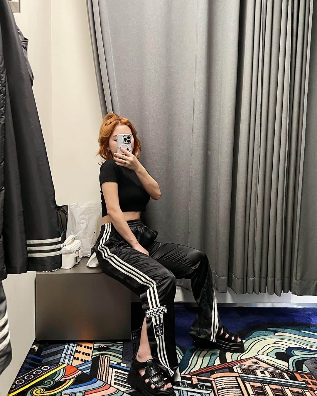 ヒロタナギサのインスタグラム：「_  明洞の大きいadidas お気に入り🖤🩶 絶対行く場所✌︎ @adidasoriginals」