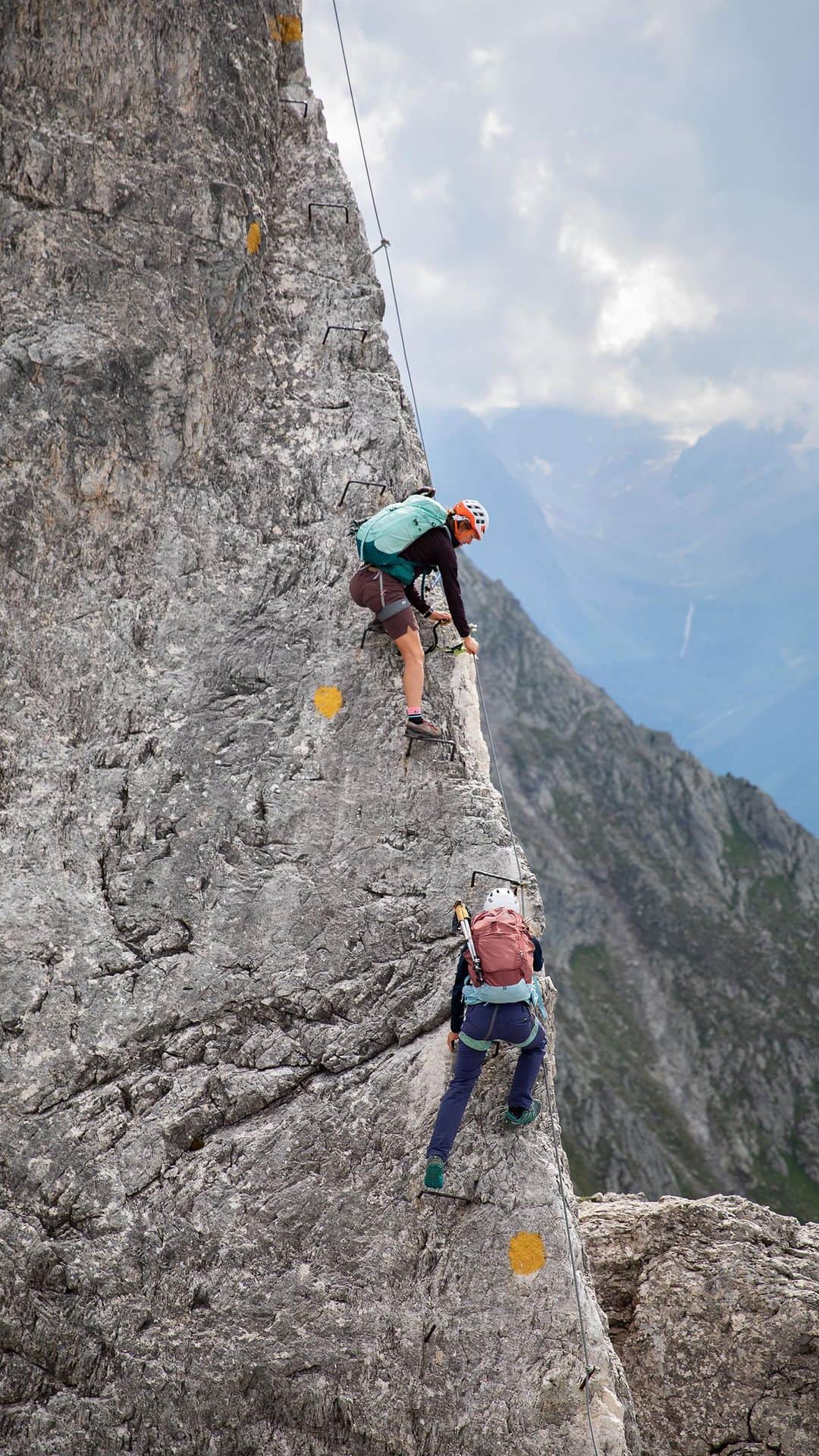 ドイターのインスタグラム：「🙌 Time to climb, conquer, and capture those unforgettable ‚I did it!‘ moments! 📸💥   Buckle your harness, channel your inner Spiderman, and get ready for a summer adventure you’ll never forget! ⛰️  📸 @aestivation_entertainment - Please tag #deuter to be featured. ❤️ - #deuterforever #deuter #ecofriendly #climbhigher #mountainmomentum #viaferrata」