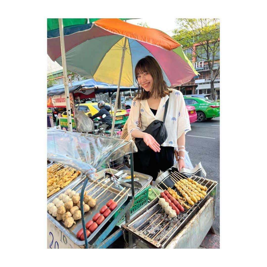 香音有希のインスタグラム：「🐓🐟🍖🍡🇹🇭 . .  魚、お肉、ご飯もの、果物やデザートに至るまで屋台は種類も数も本当に豊富🙌🙌 . #タイ生活 #留学 #屋台グルメ #その場で焼いてくれます #これはシーフード系 #そしてリーズナブル」