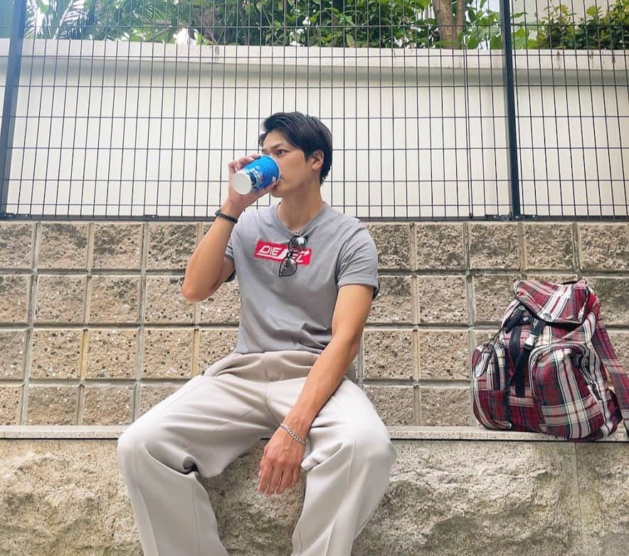 舘野将平のインスタグラム：「暑くてアイスコーヒーをがぶ飲みしちゃいます🥵🥵🥵  #ootd #hot #icecoffee」