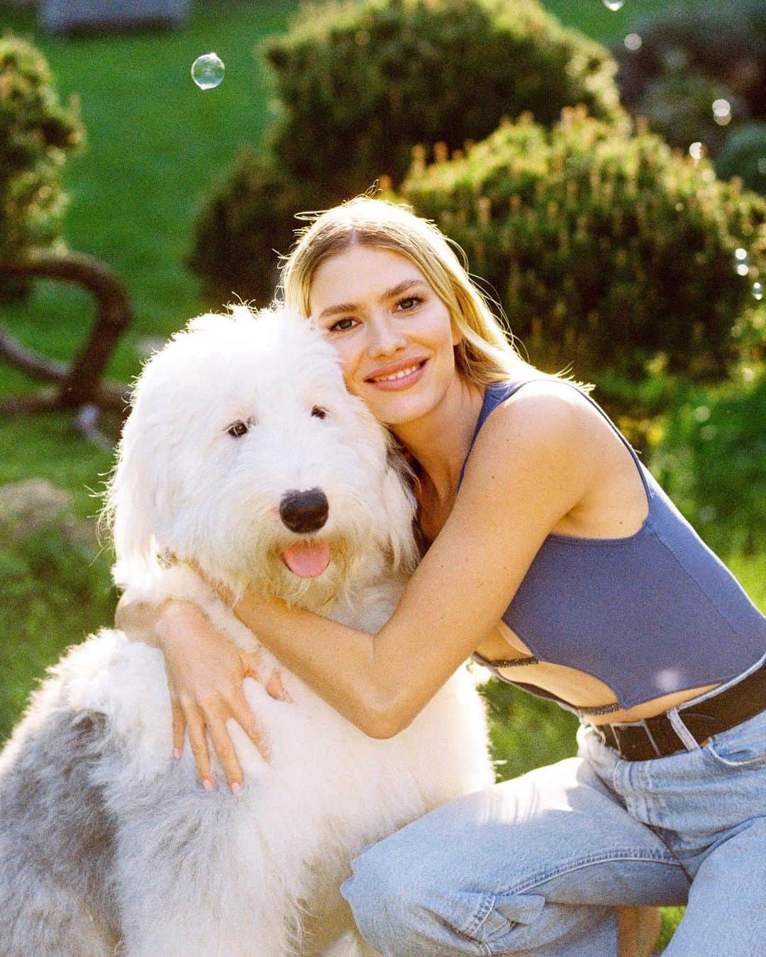 エレナ・ペルミノヴァさんのインスタグラム写真 - (エレナ・ペルミノヴァInstagram)「Однажды много лет спустя, возможно, ты прочтёшь, этот пост и улыбнёшься 😊 Мой милый сыночек, мы все знали, что ты будешь нашим любимым малышом. Мы все тебя с нетерпением ждали! Ты пришел в этот мир даже раньше чем мы думали и стал нашей вселенной. С первых секунд ты сделал нас самыми счастливыми и мы даже предположить не могли насколько все  умножится на миллион ♥️ кажется,  совсем недавно мы рассматривали узи с тобой и тогда ещё не  представляли каким солнечным озорным мальчишкой ты окажешься с твоим заливным смехом и невероятными кудряшками, который радует всех нас теперь и навсегда. Ты такой свой, такой единственный в своём роде, знаешь чего хочешь уже сейчас, а главное уже сейчас можешь этого добиться )) мы даже не представляем КАК жили раньше без тебя , спасибо за эти 2 года абсолютного счастья! расти , люби, наполняй этот мир добром, а мы все будем и дальше любить тебя, твои мама, папа, братья и сестрёнка ❤️ спасибо @nataliyalegenda за эти чудесные фото 🫶🏼」5月18日 18時43分 - lenaperminova